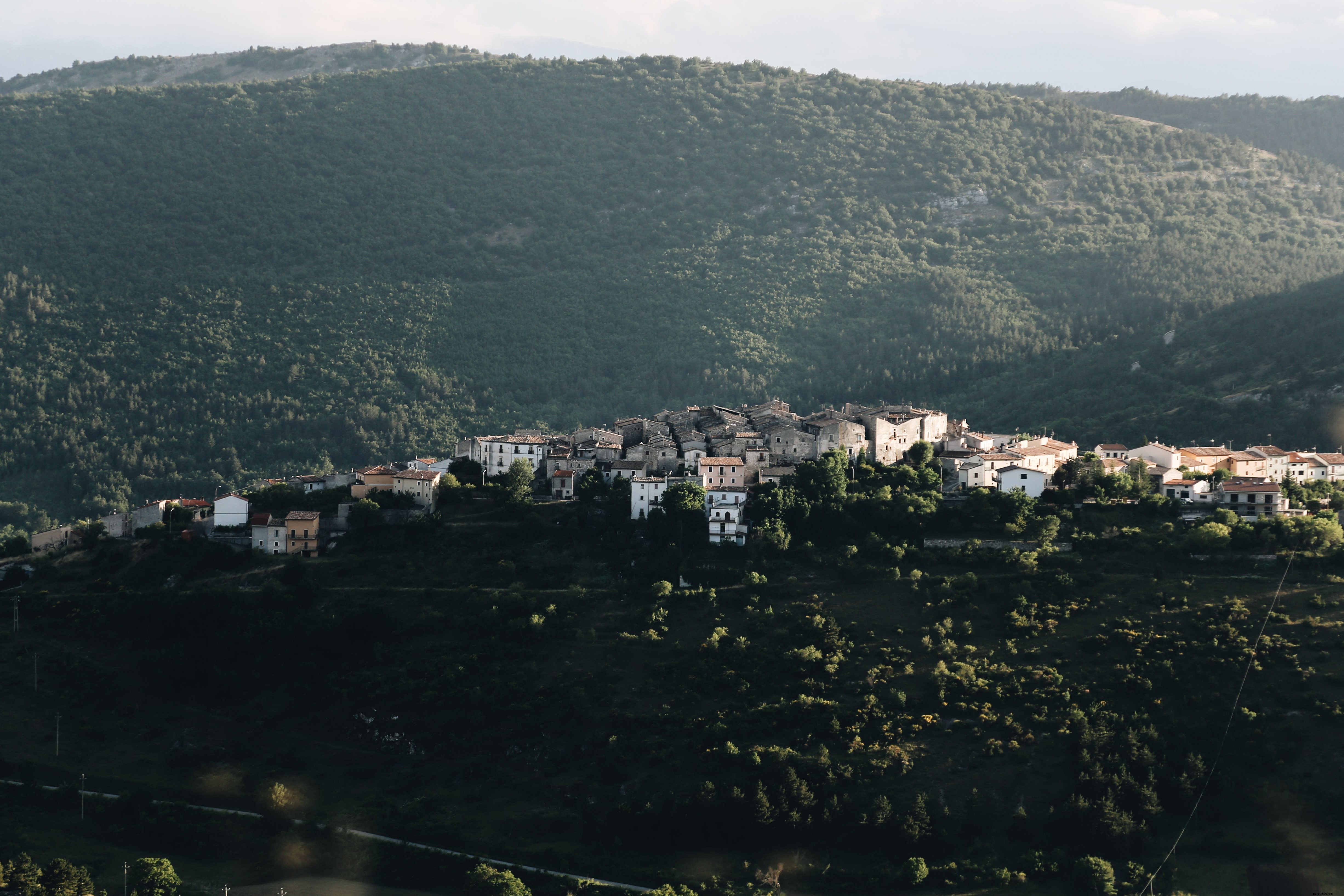 Case a grappolo su una collina foto 