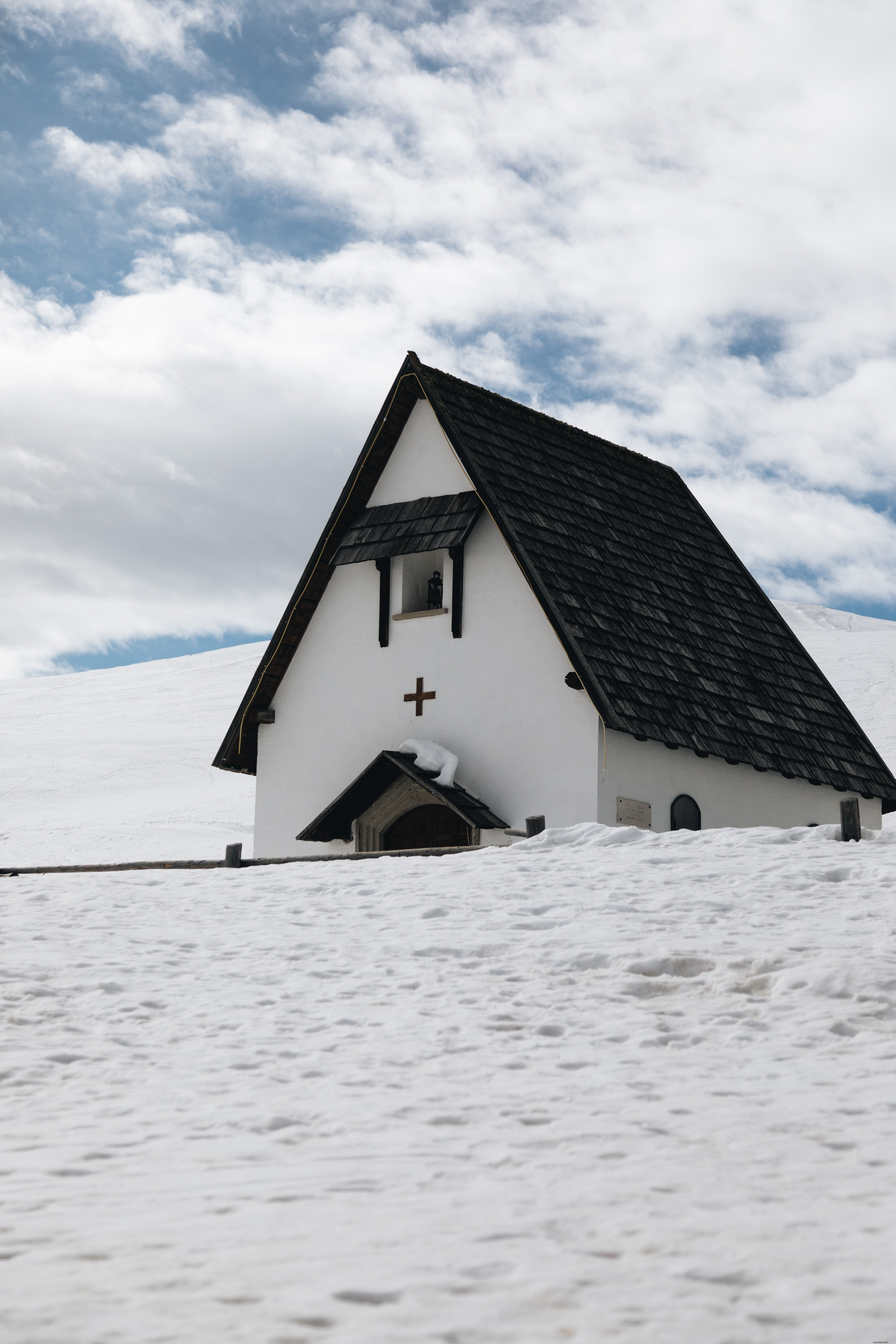 Foto em preto e branco do edifício na neve 