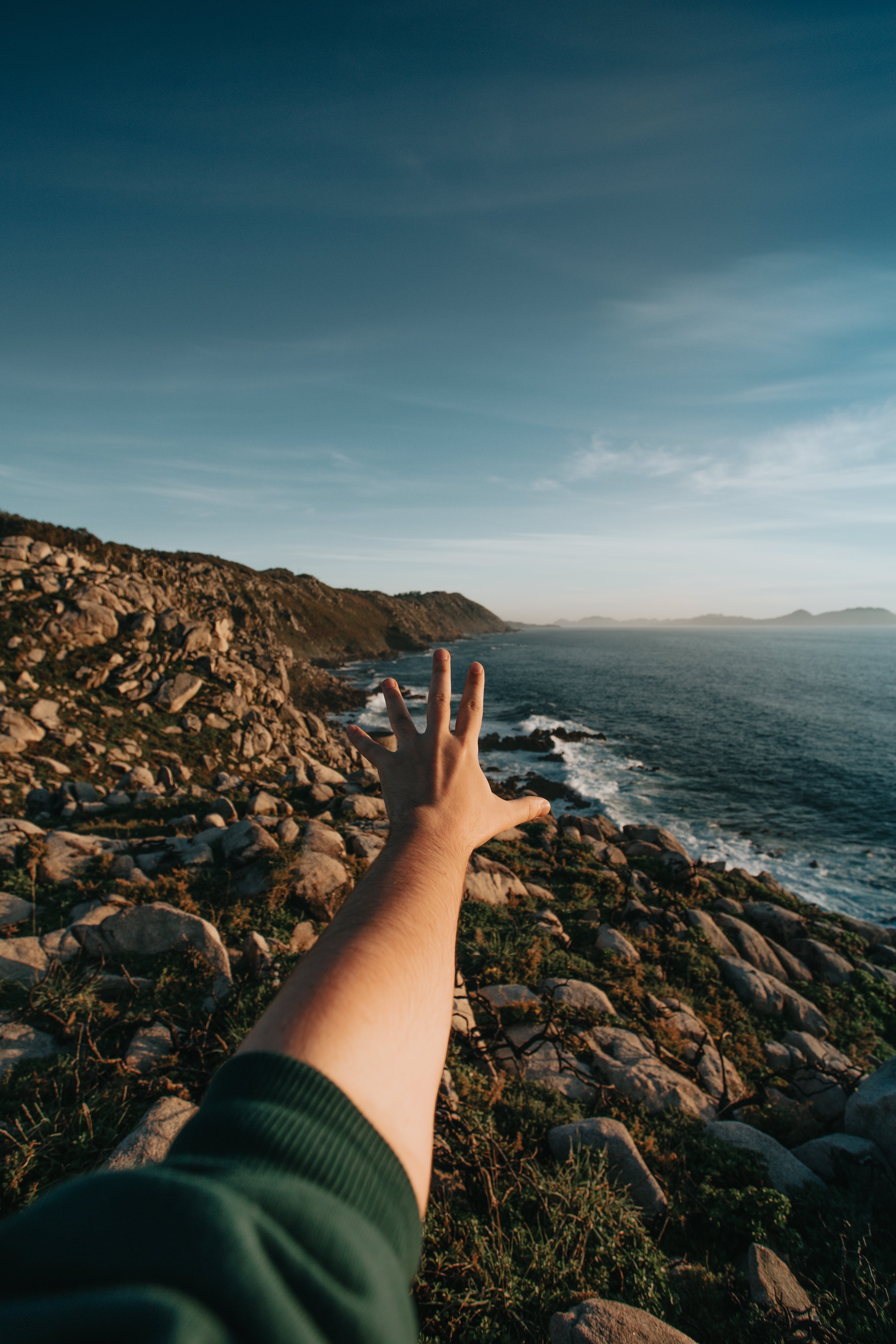 Paysage d une côte rocheuse avec une main tendue vers elle Photo 