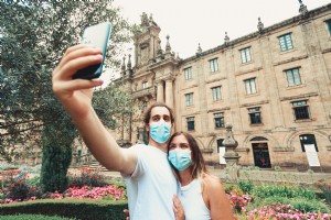 Deux personnes prennent un selfie à l extérieur tout en portant des masques bleus Photo 