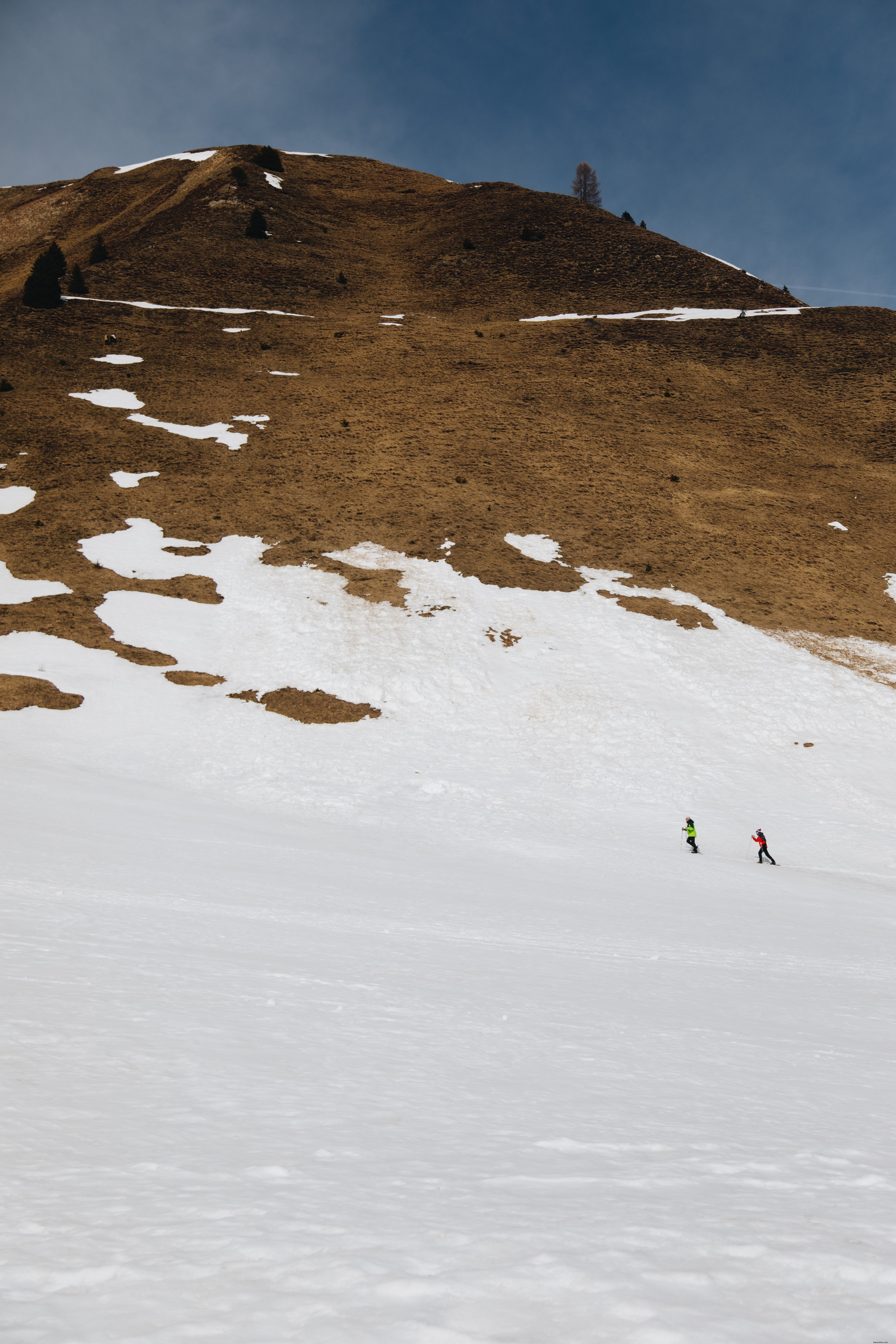 Neve che si scioglie sul picco di montagna foto 