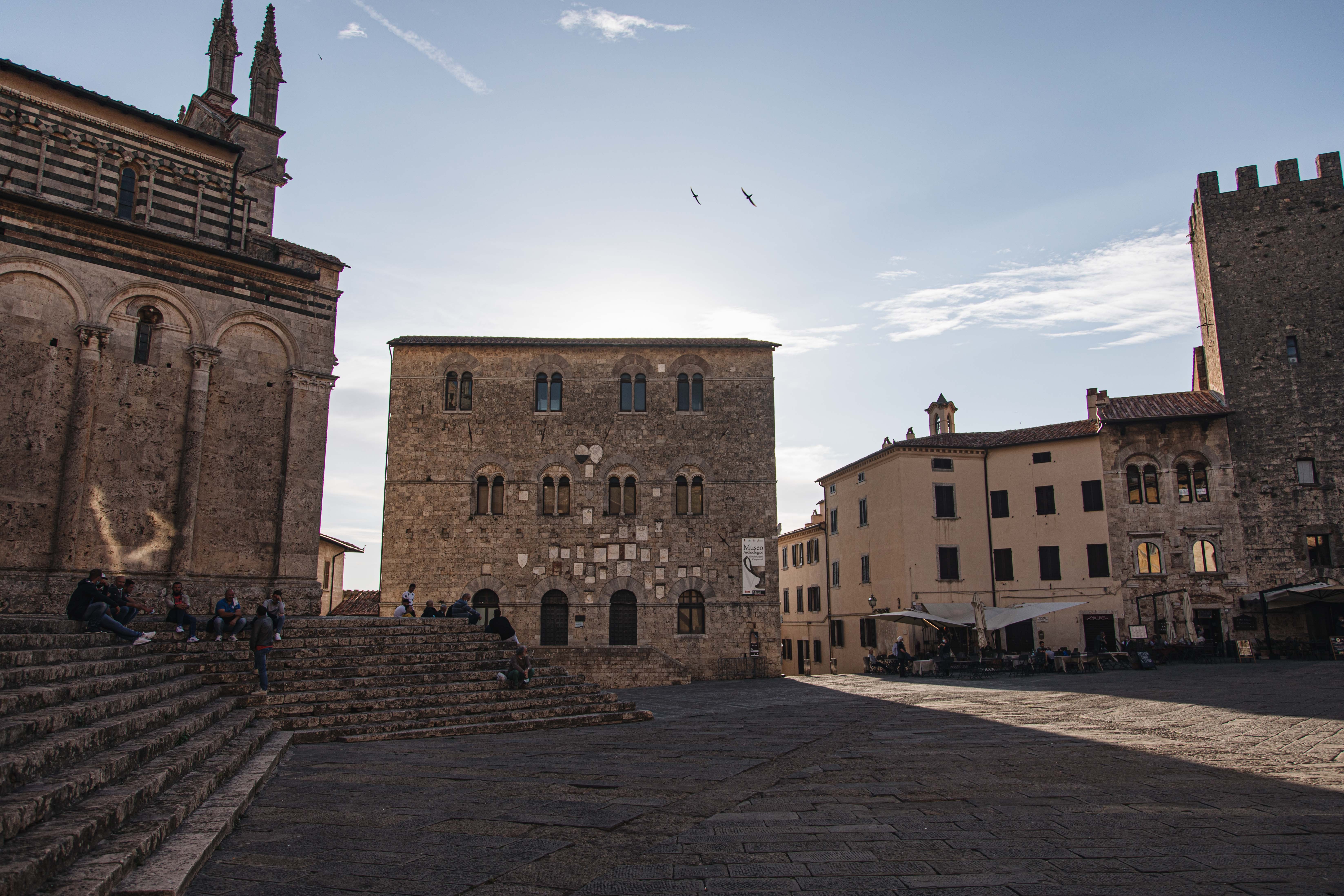 La muratura in pietra circonda il mercato Foto 