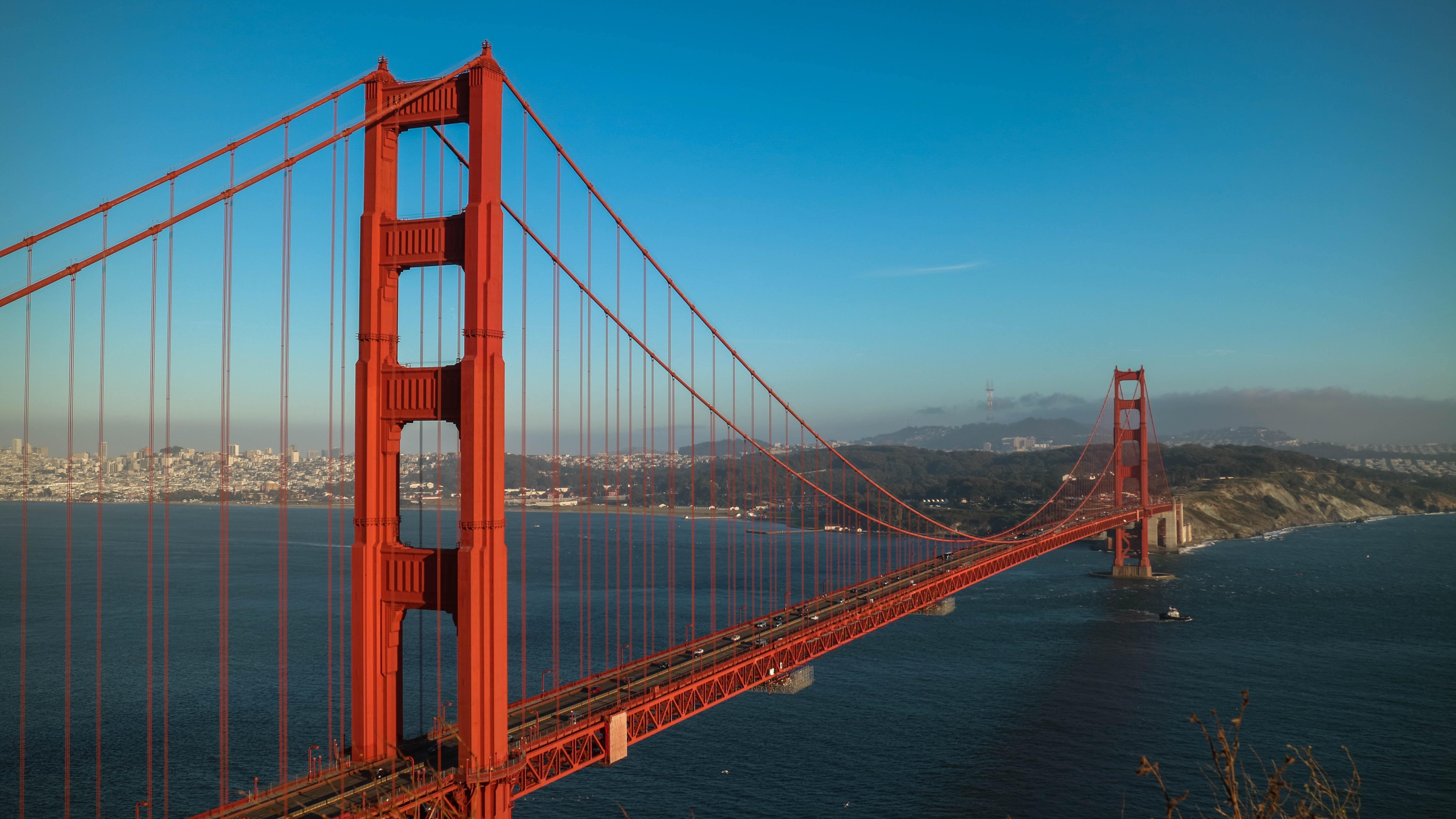 Le pont rouge s étend au-dessus d une photo d eau bleue 