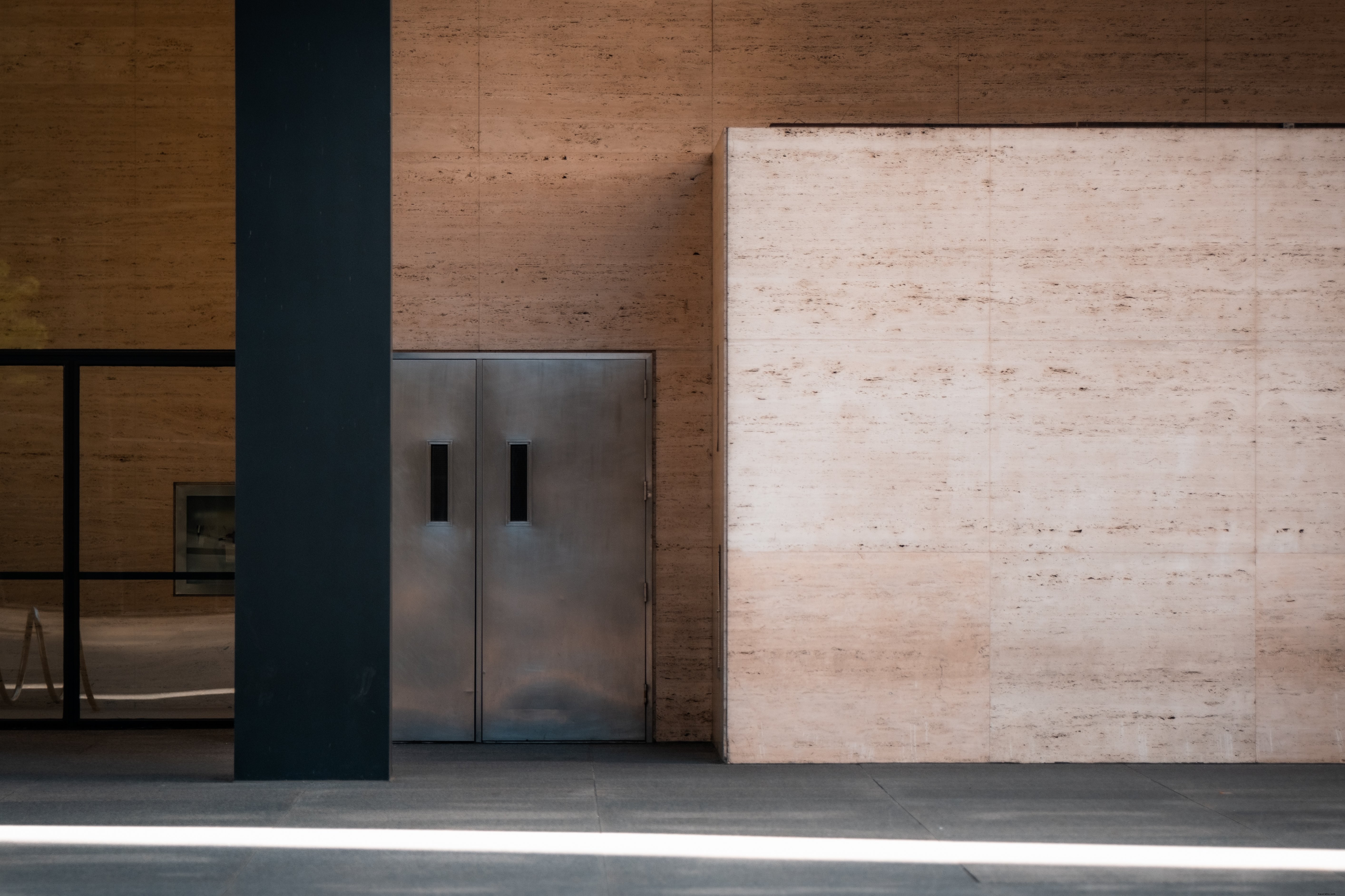 Foto lateral de un edificio con puertas plateadas 