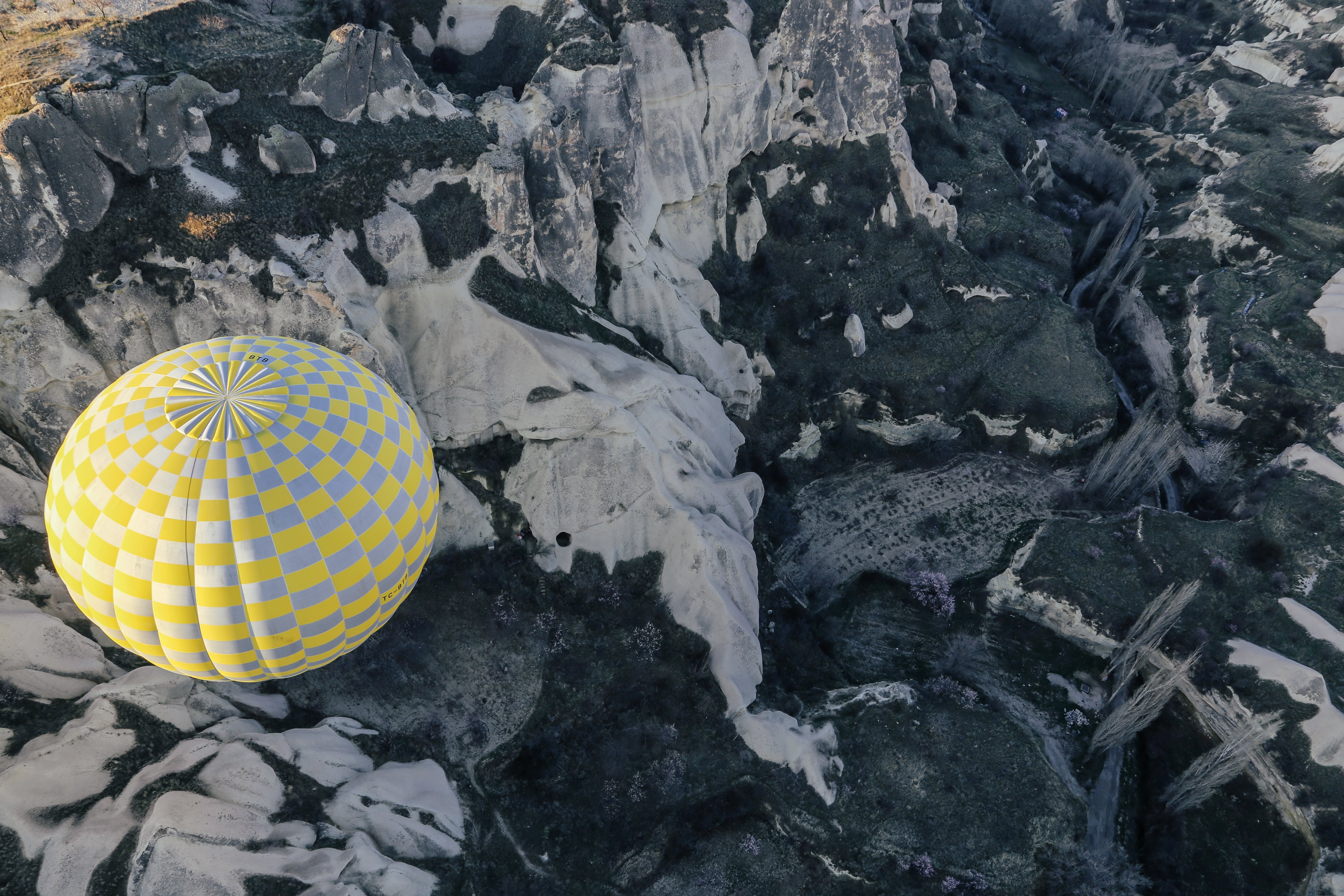 空気中の単一の熱気球写真 