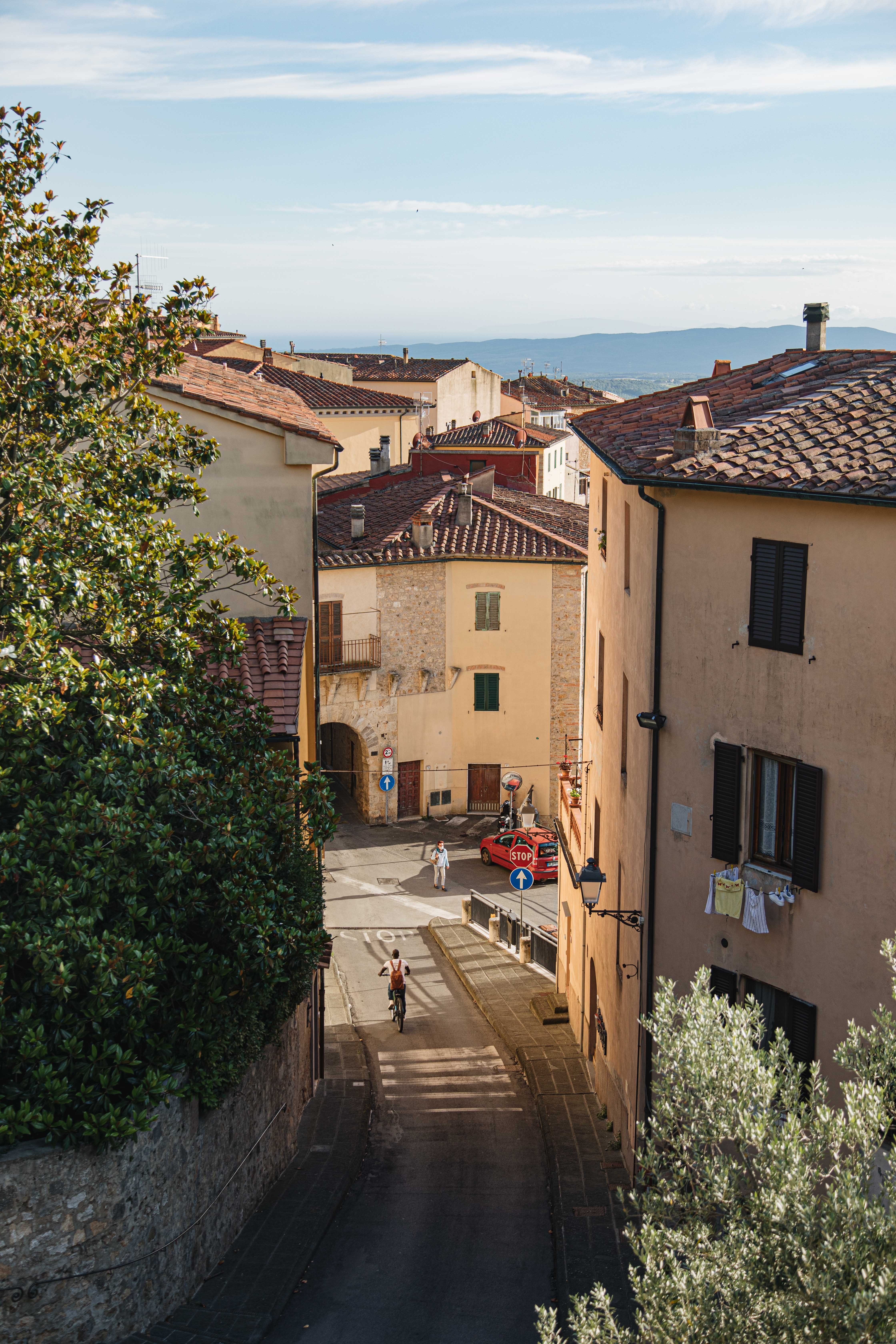 Una vista che guarda giù da un tetto Photo 