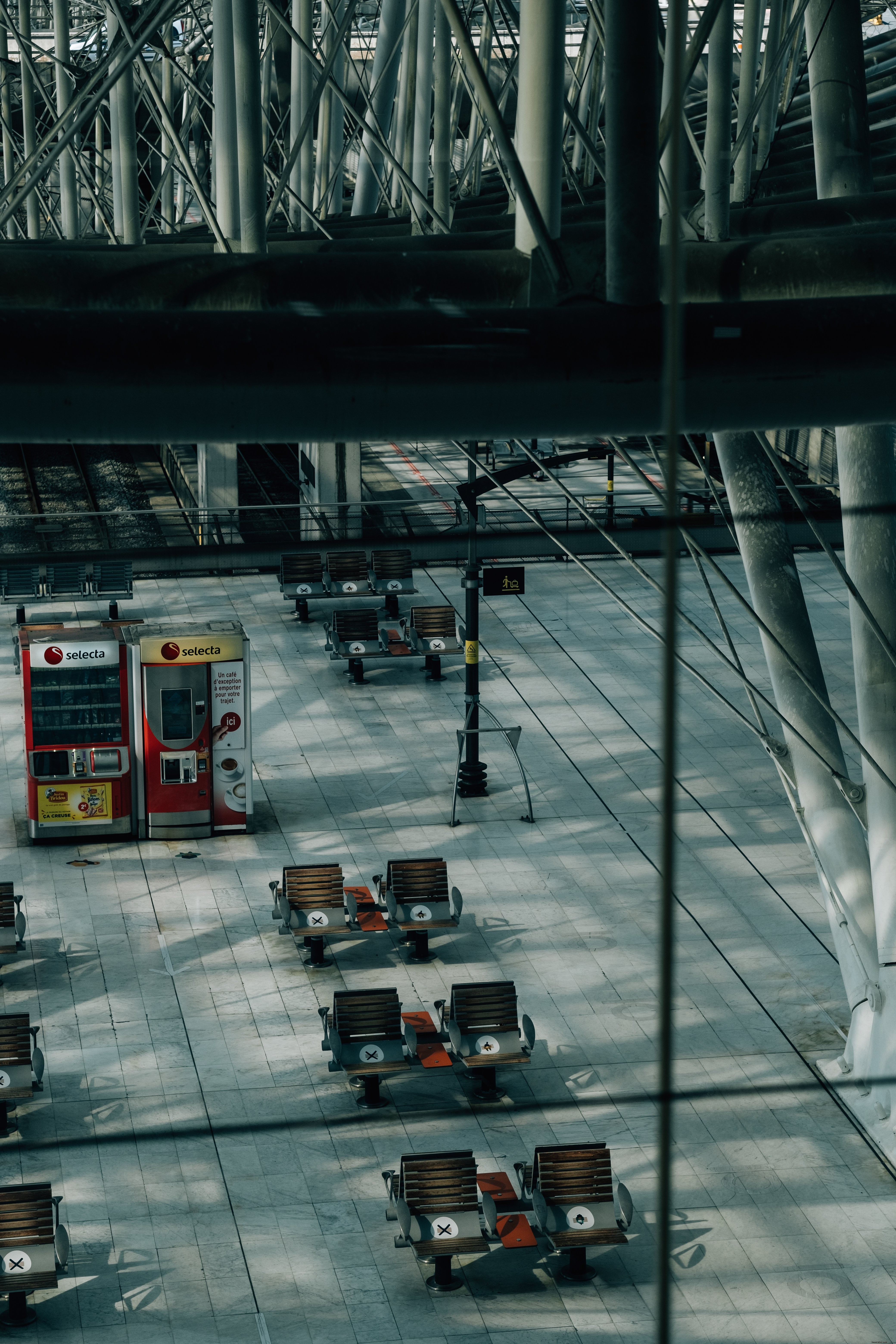 Gare vide avec des chaises indiquant des restrictions Photo 