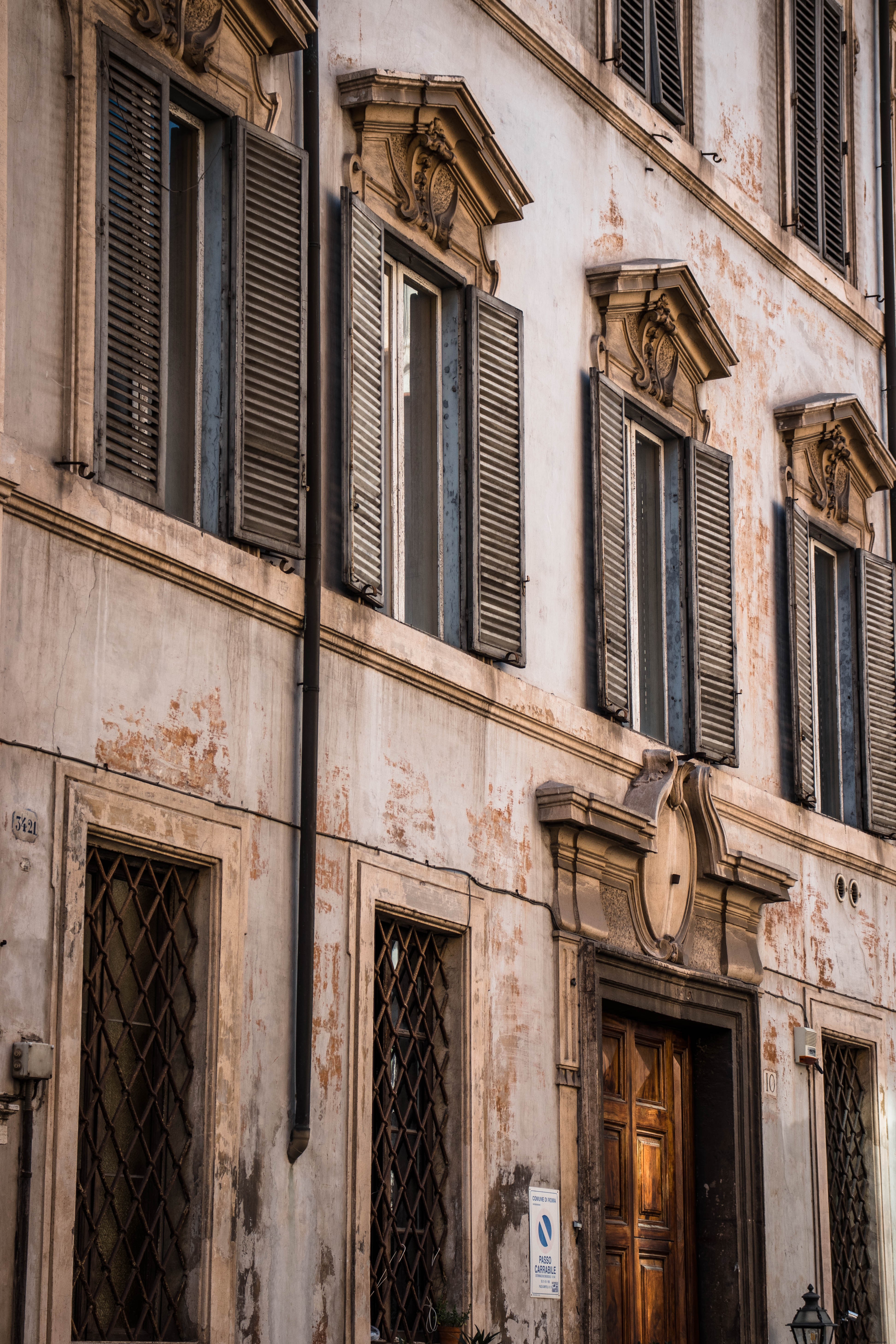 Un edificio rustico con porte e finestre in legno foto 