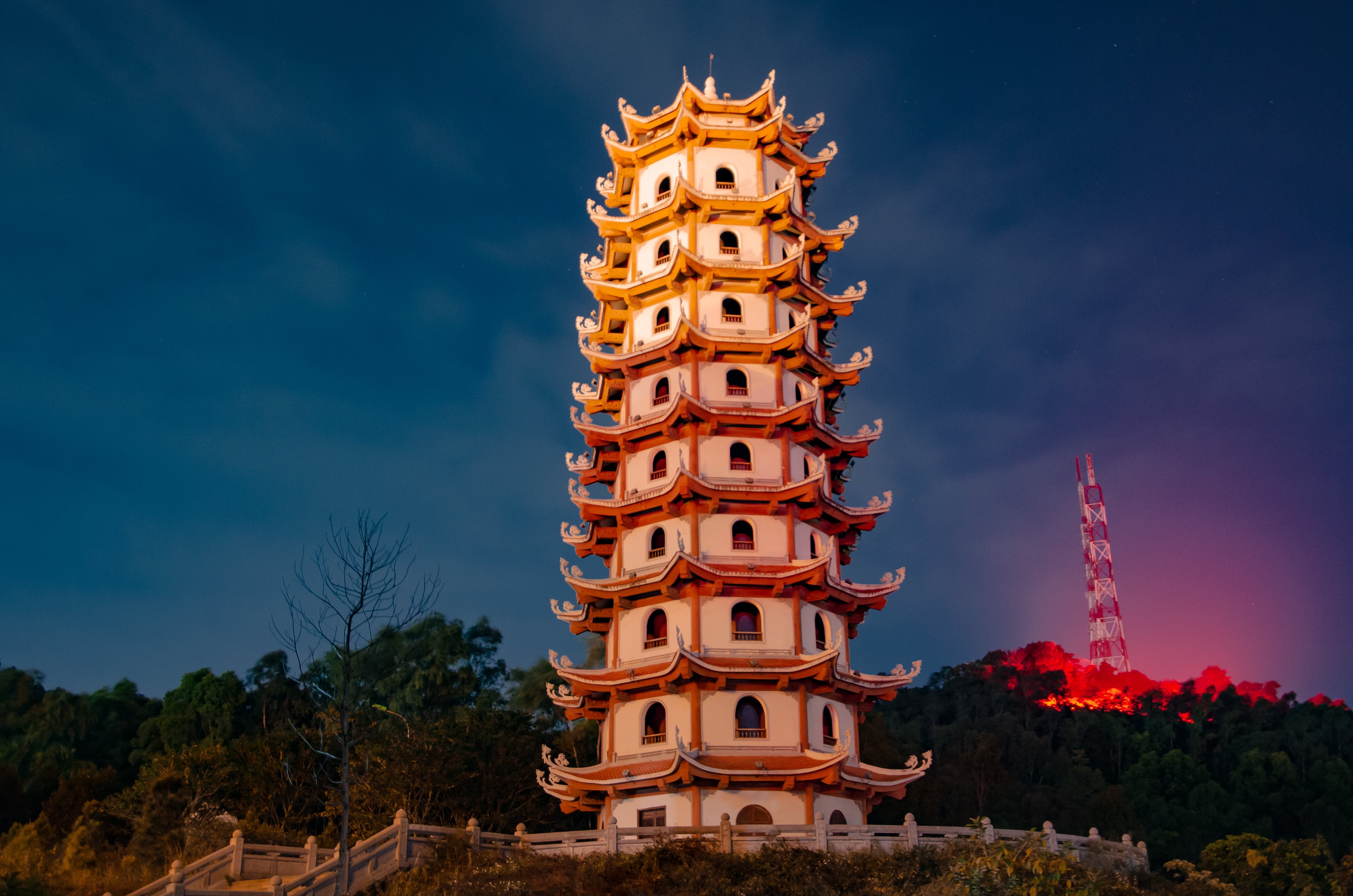 Une structure unique illuminée au crépuscule Photo 