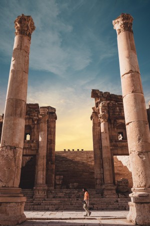 De hauts piliers dans les ruines du musée de Jerash Photo 