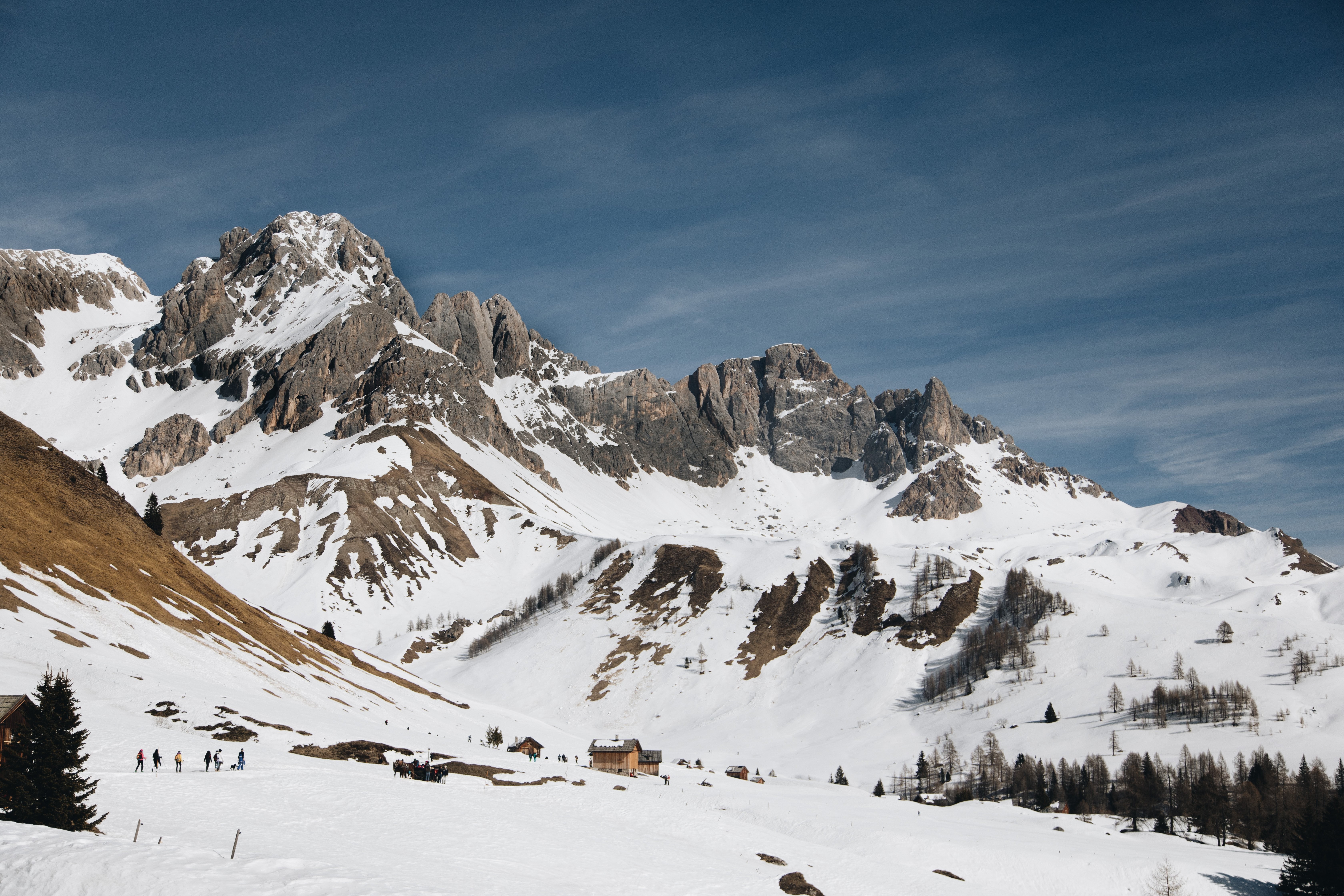 Photo d une chaîne de montagnes qui tombe en cascade 