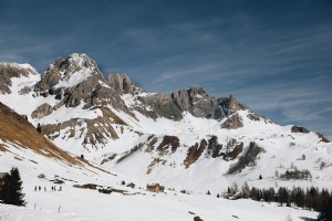 山脈を下る雪のカスケード写真 