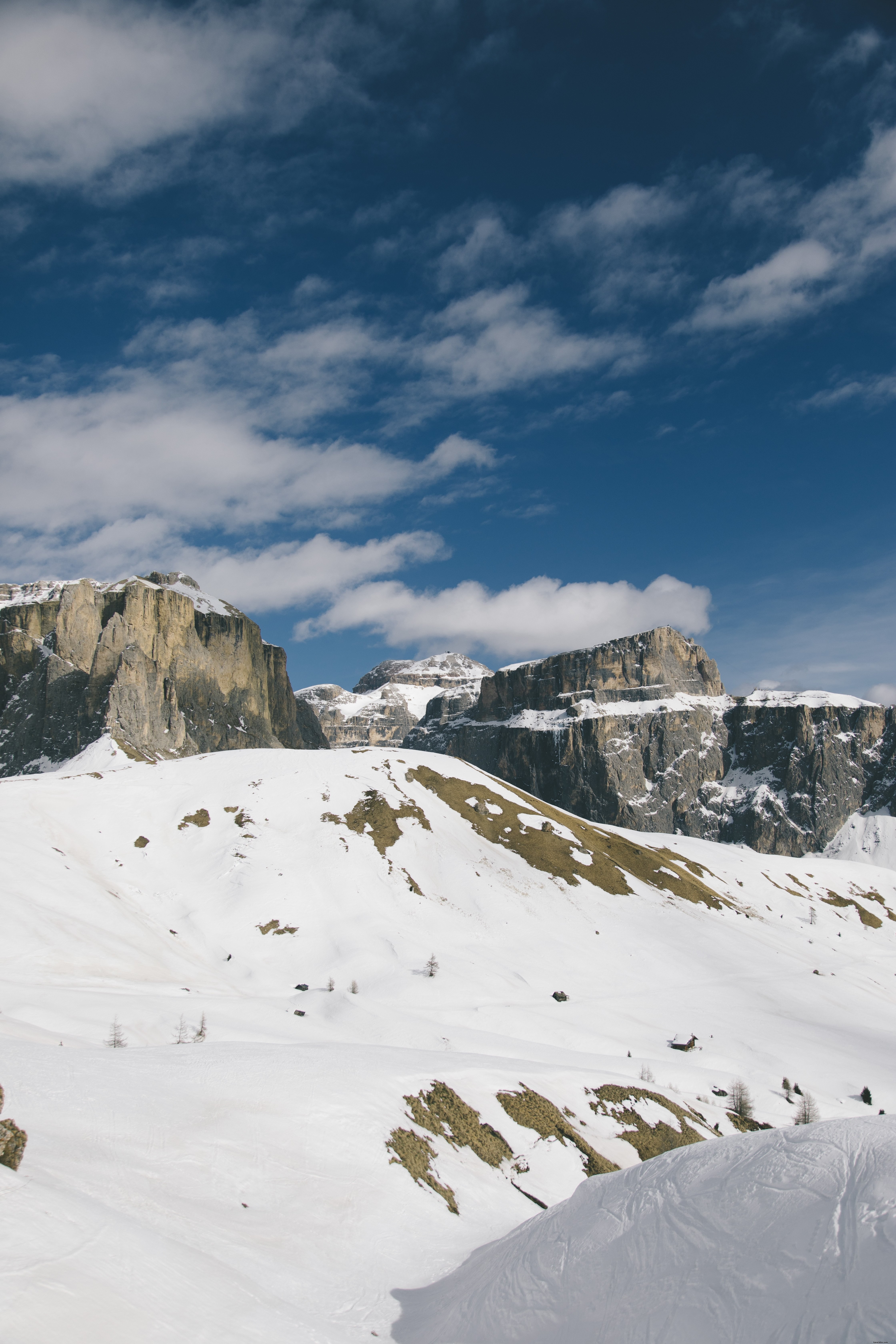 Chaîne de montagnes rocheuses sur une photo d une journée ensoleillée 