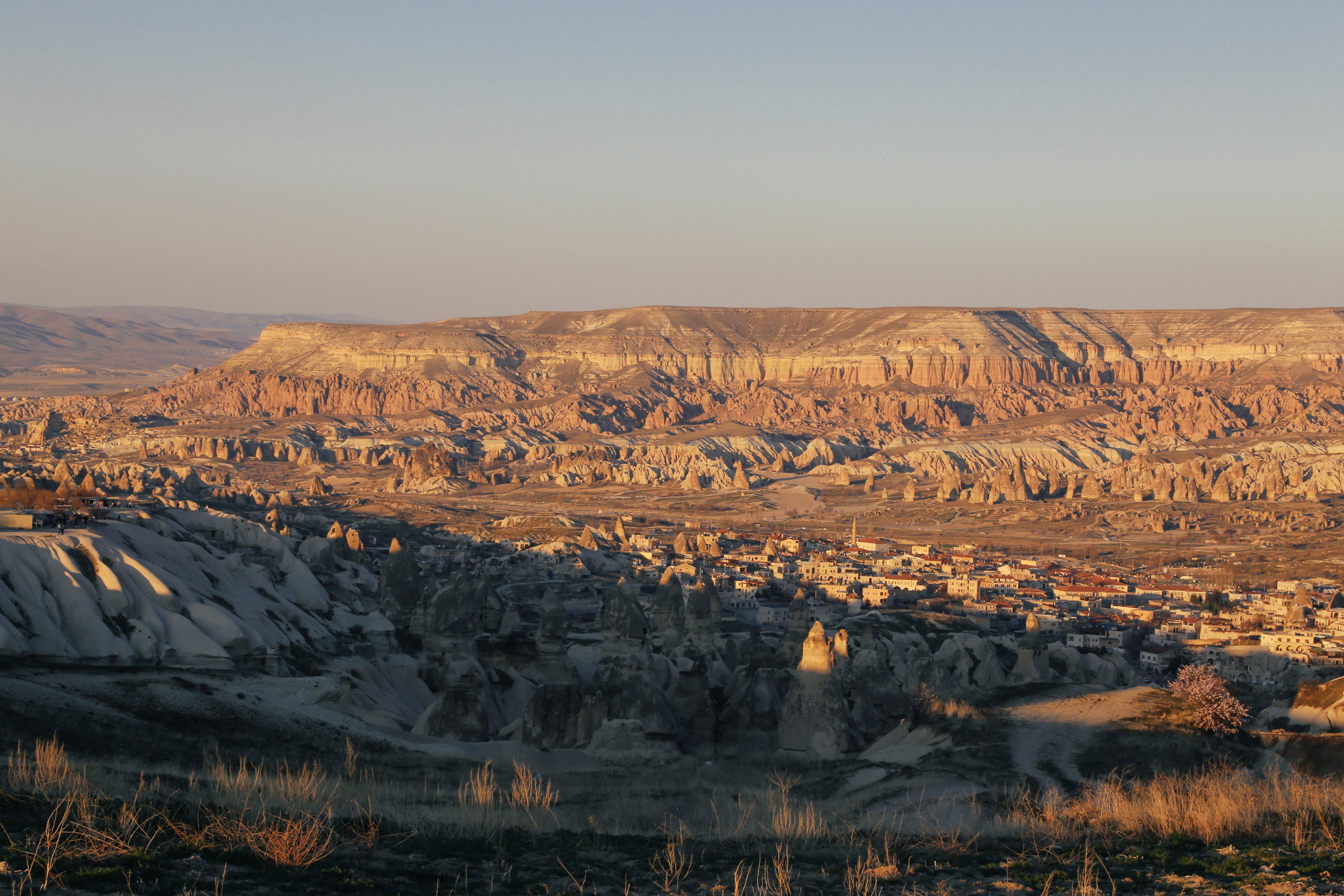 Lever du soleil sur la photo de paysage montagneux 