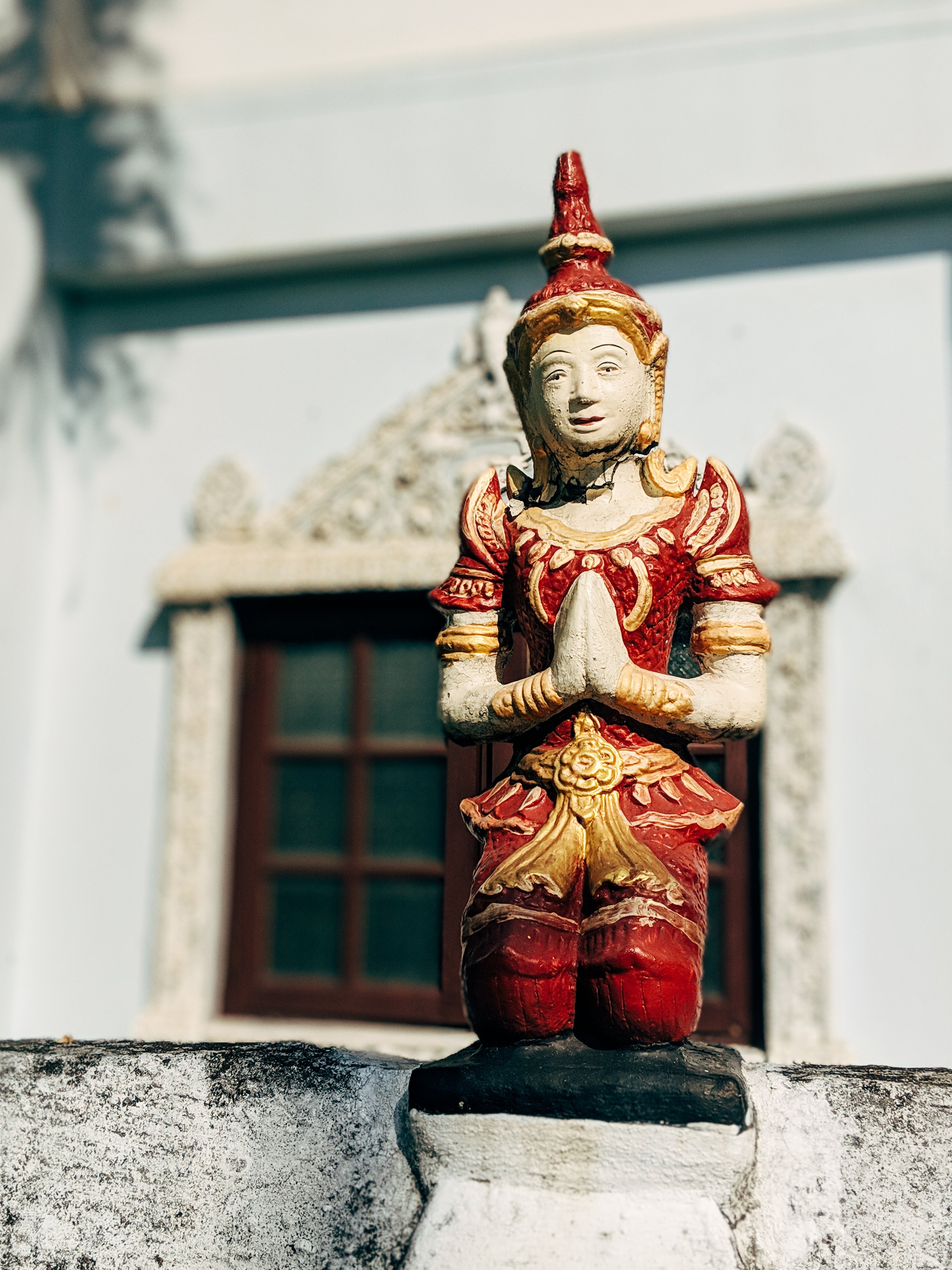 Foto de estátua de parede budista feita à mão 