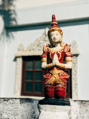 Foto di statua buddista fatta a mano da parete 
