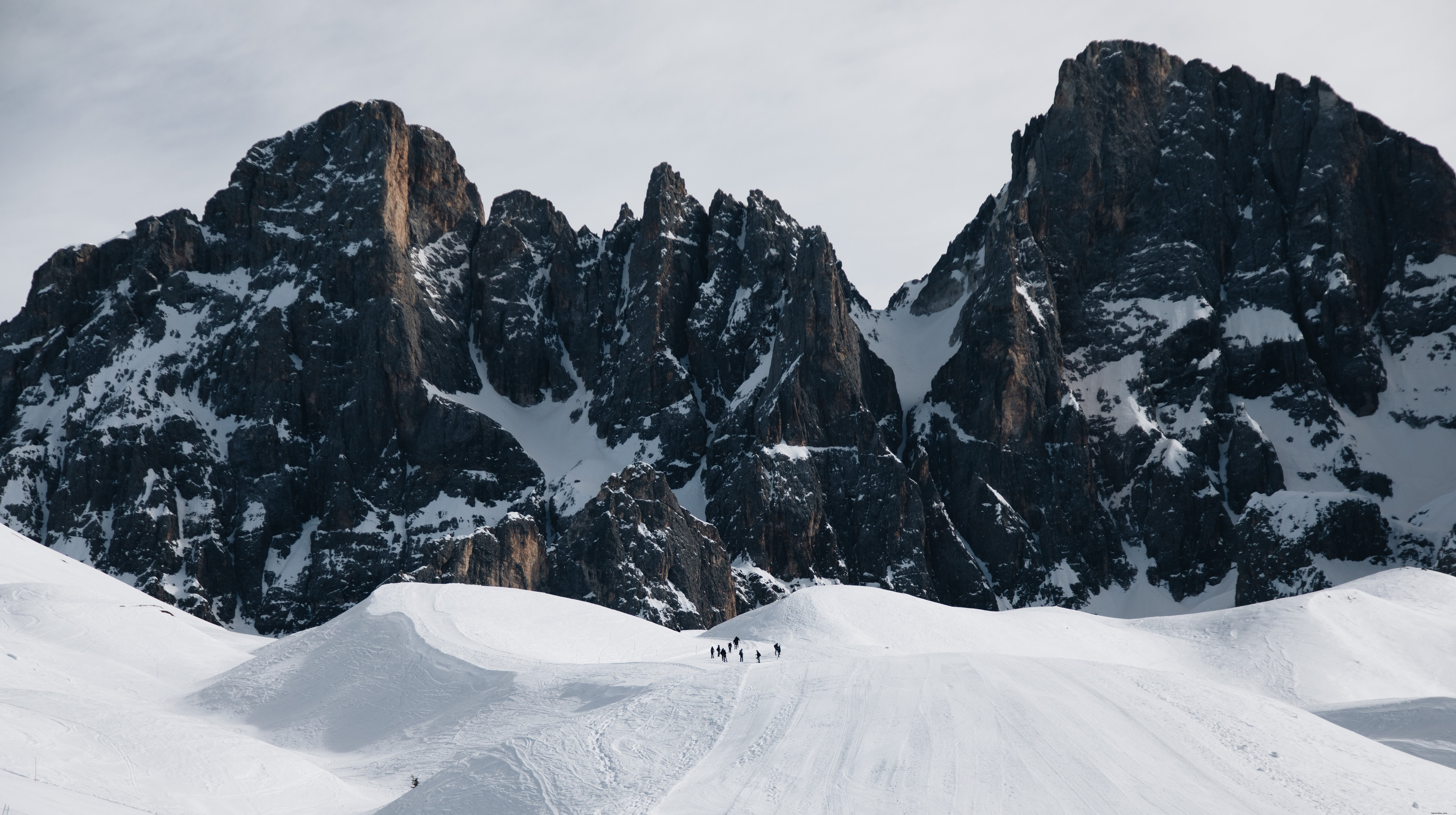 Montañas cubiertas de nieve con foto de excursionistas 