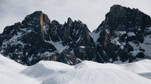 Montañas cubiertas de nieve con foto de excursionistas 
