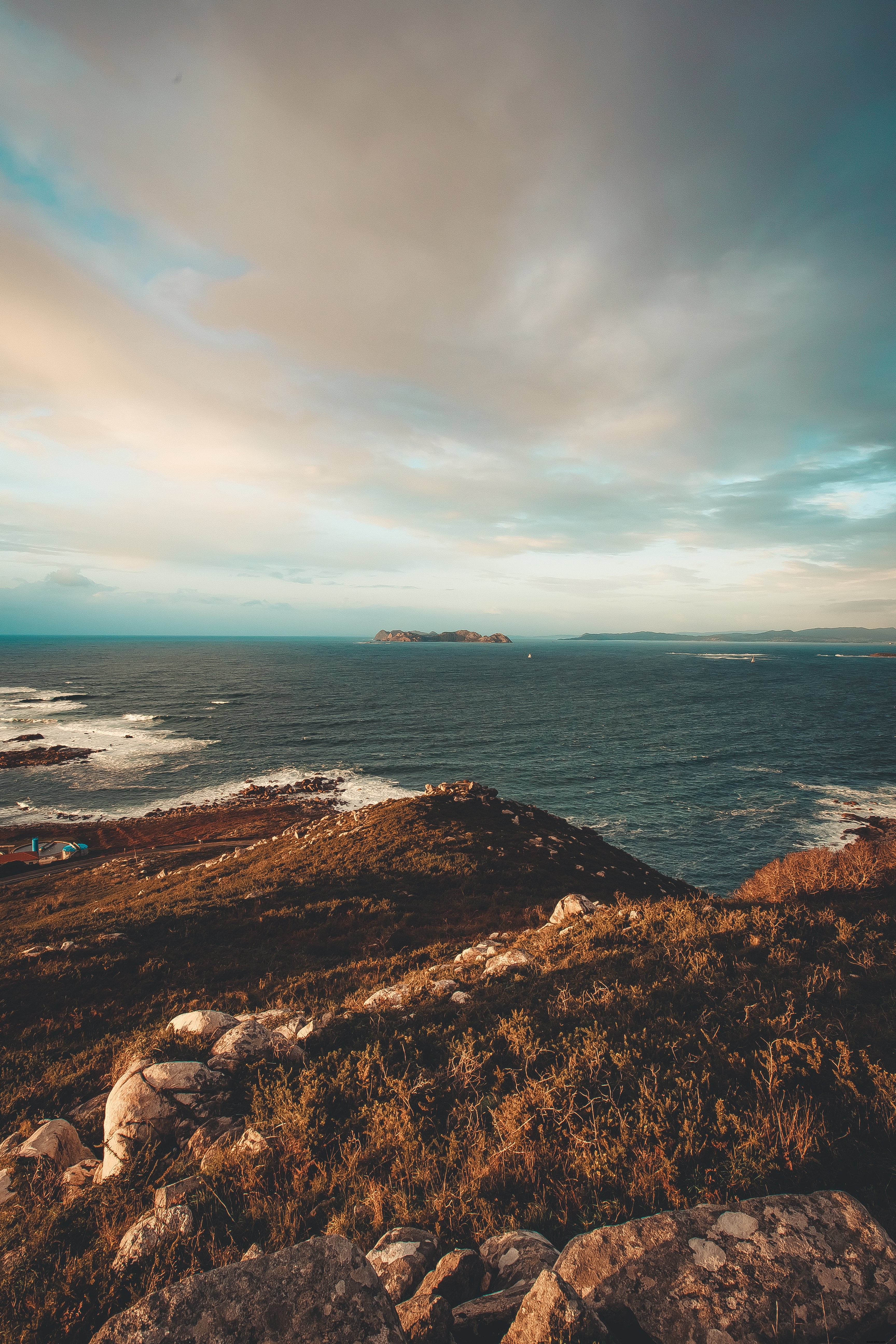 Les vagues s écrasent contre Rocky Shore Photo 