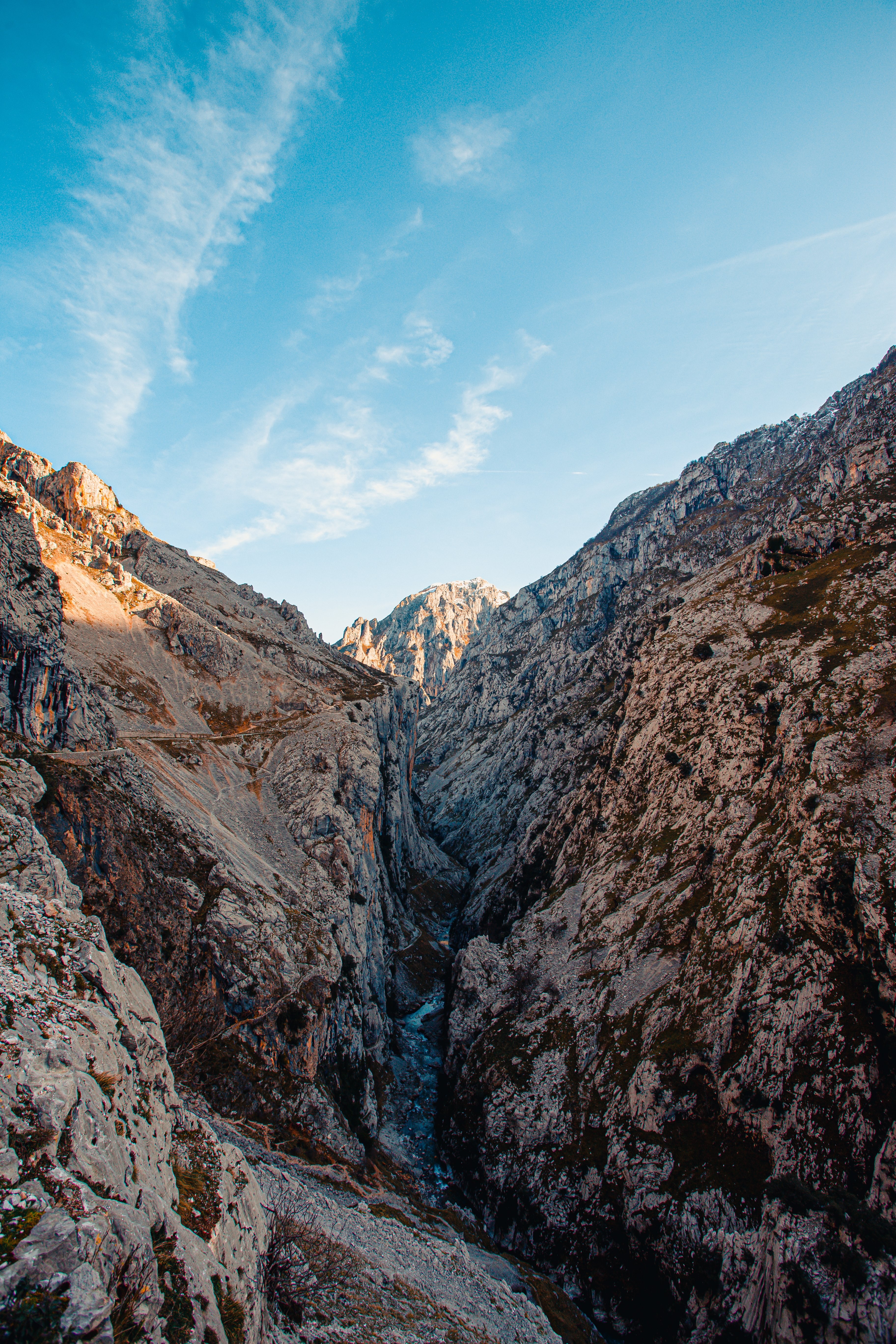 El agua fluye a través de un estrecho valle en las montañas Foto 