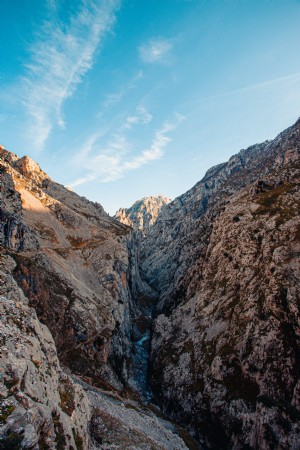 L acqua scorre attraverso una stretta valle in montagna Photo 
