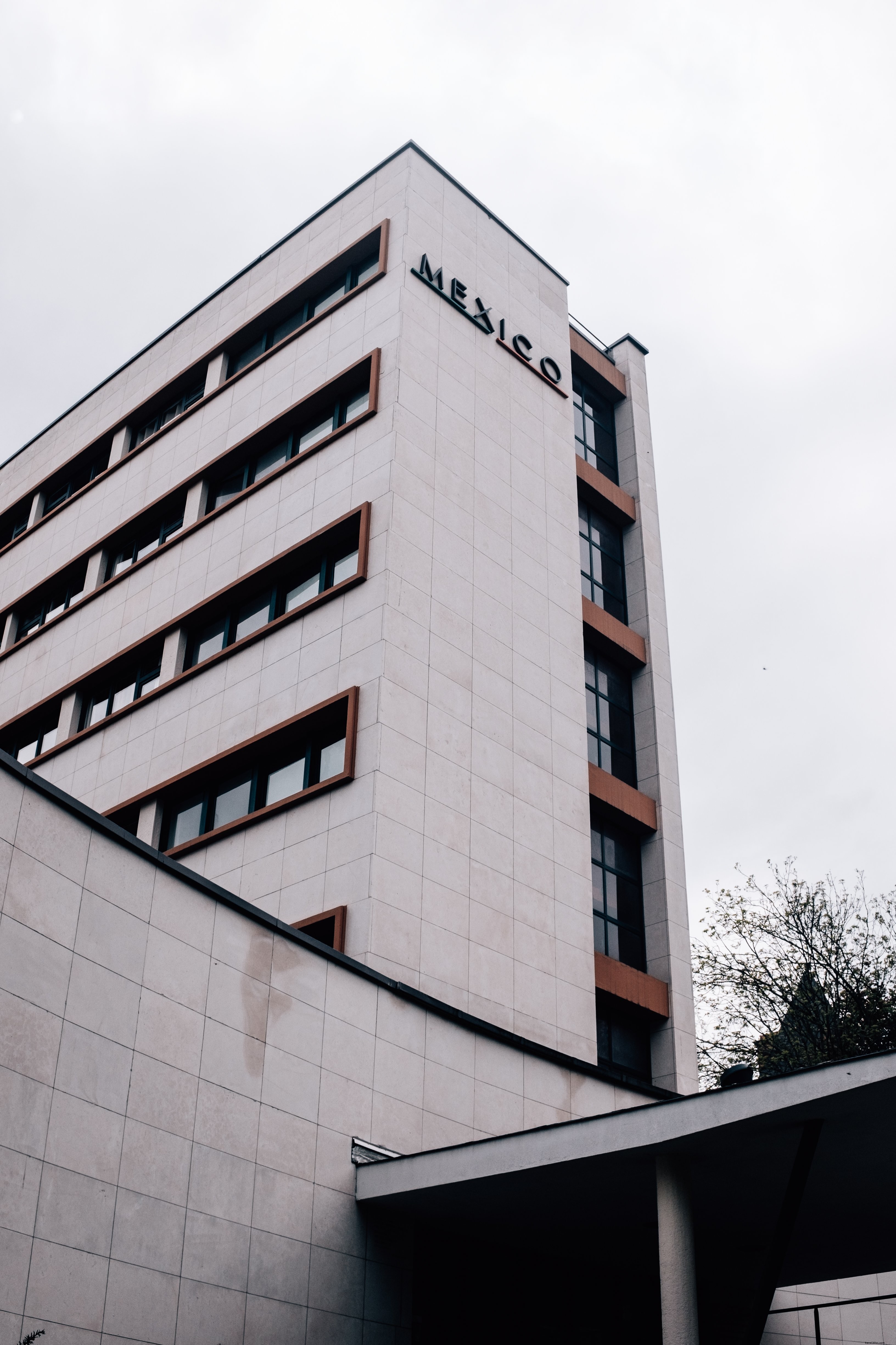 Gran edificio gris con la palabra México en la foto lateral 