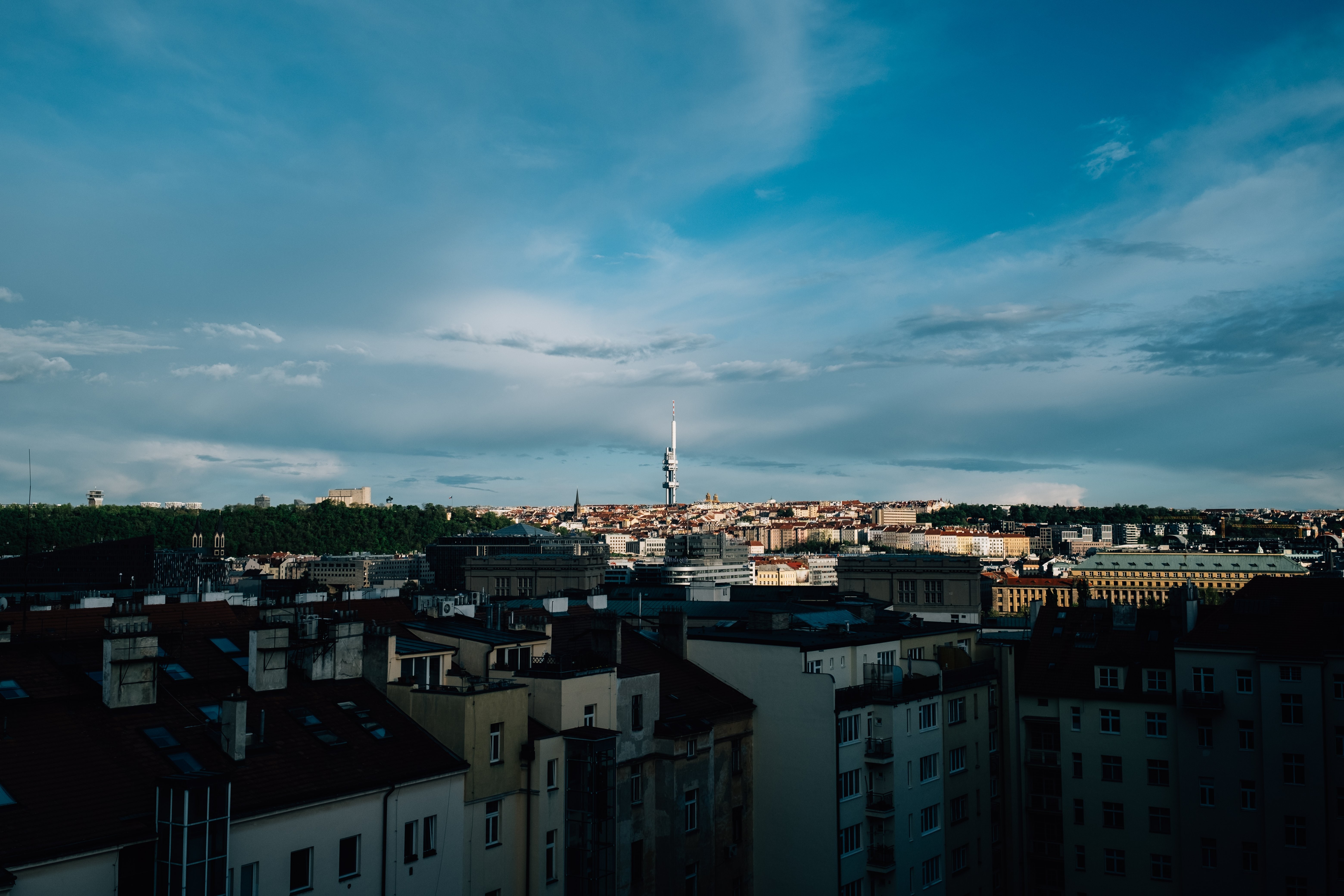 Paisaje urbano en sombras con una torre en el medio Foto 