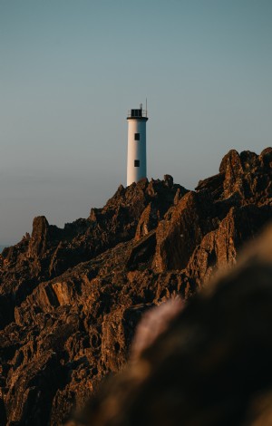 Un phare se trouve au sommet d une photo de Sharp Mountain Ridge 