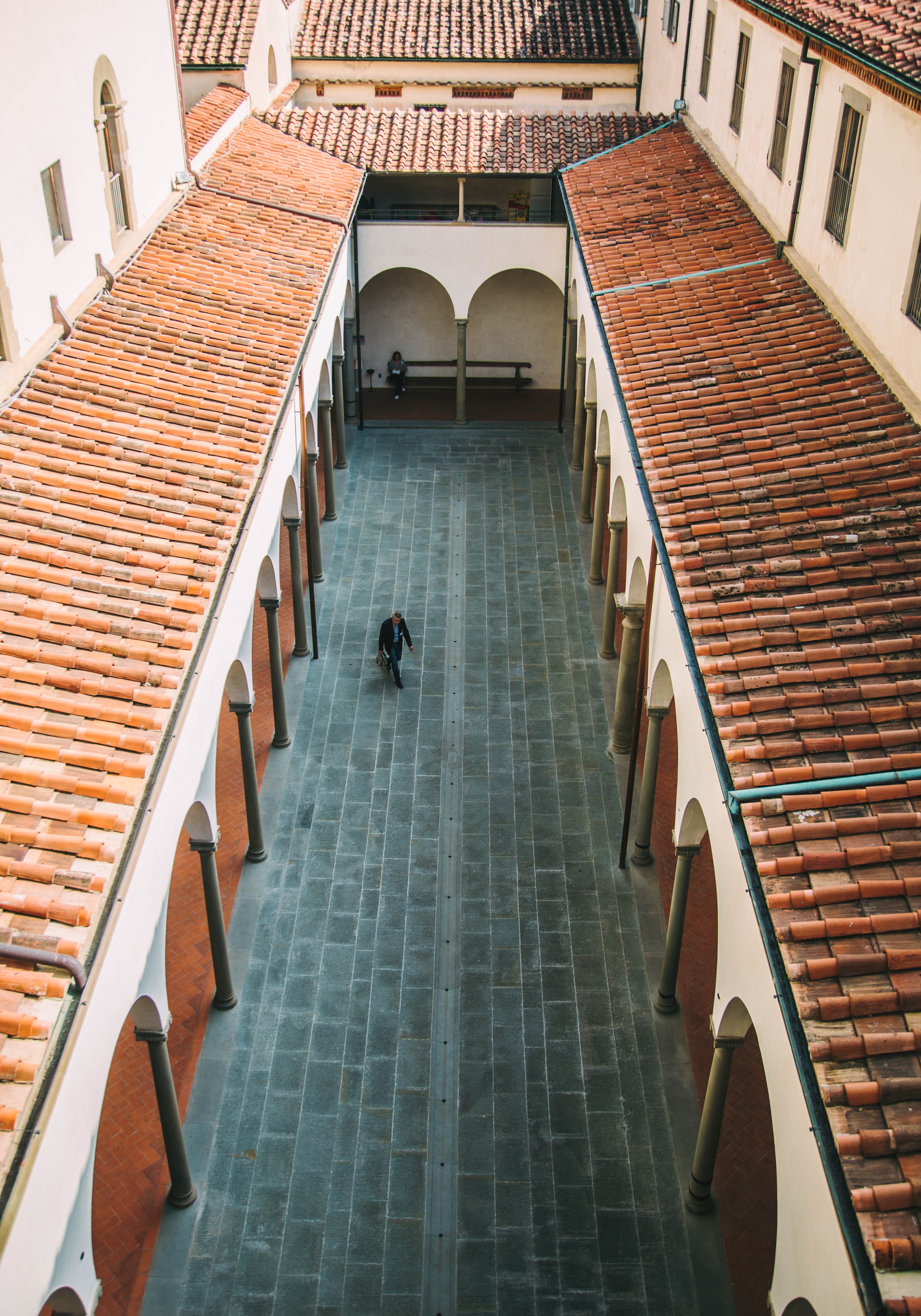 L homme marche à travers la cour étroite Photo 