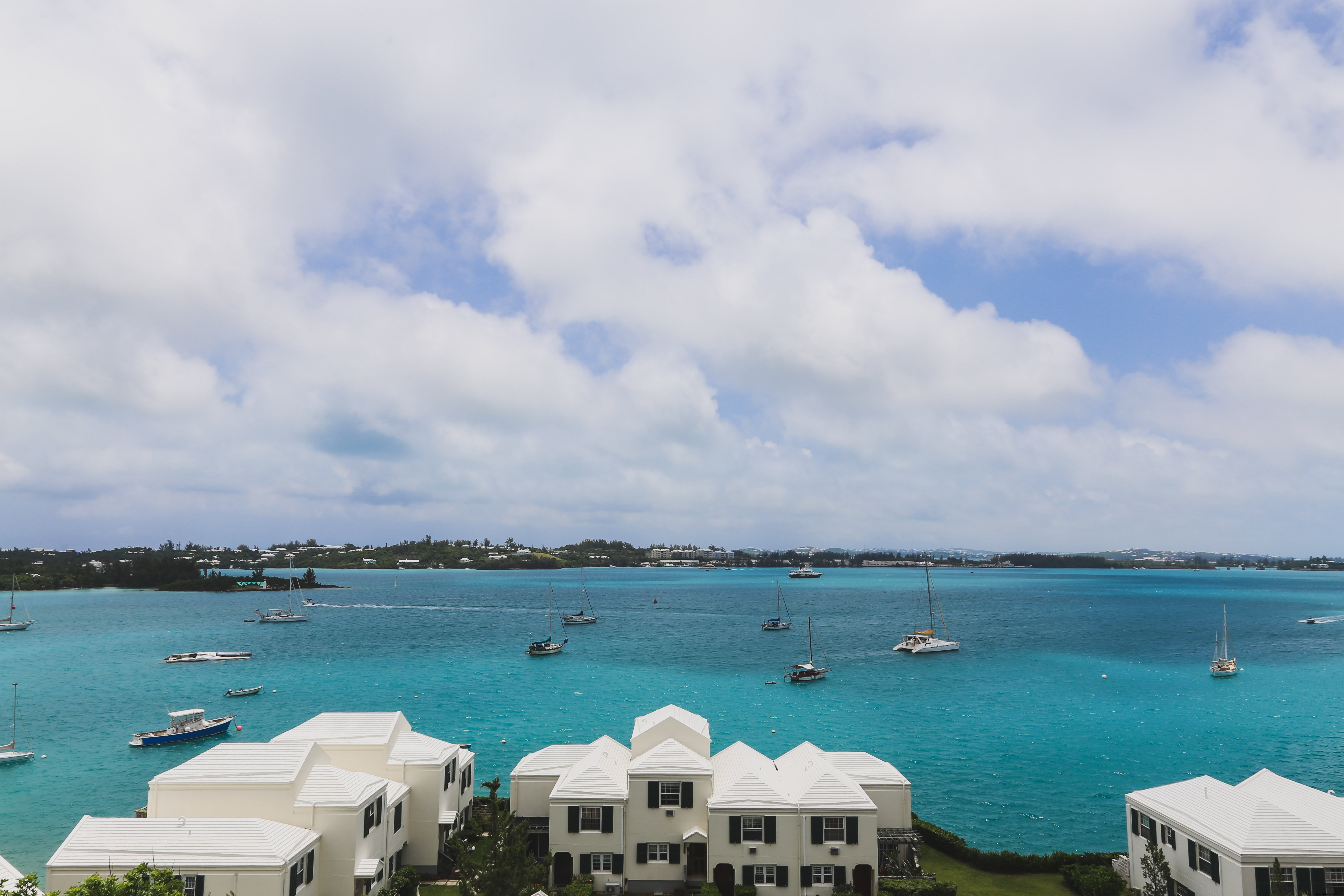 Des voiliers glissent devant la photo des maisons blanches 