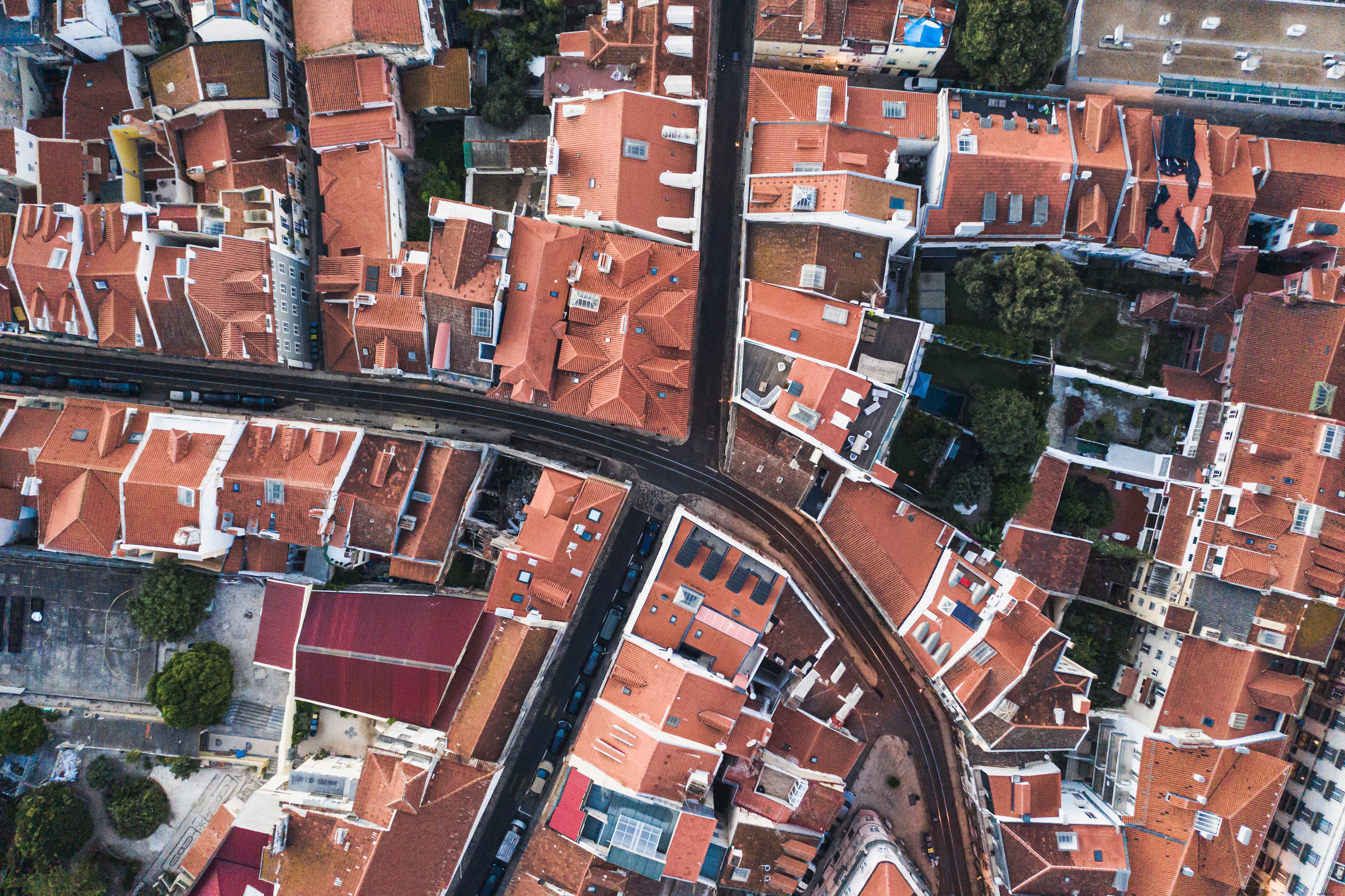 リスボンポルトガルの赤い屋根と曲がった通り写真 