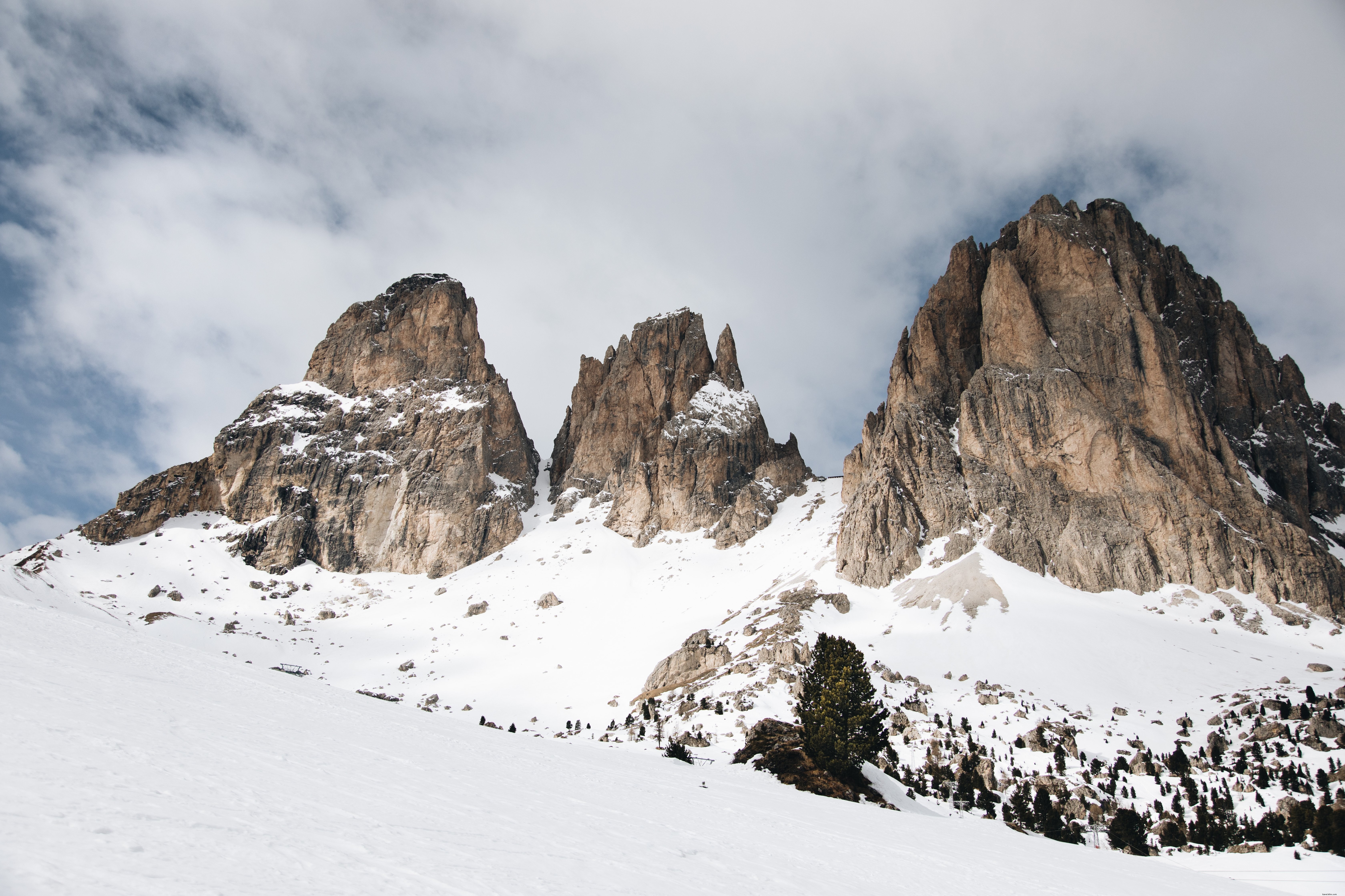 Foto de las nubes a la deriva sobre los picos de las montañas 