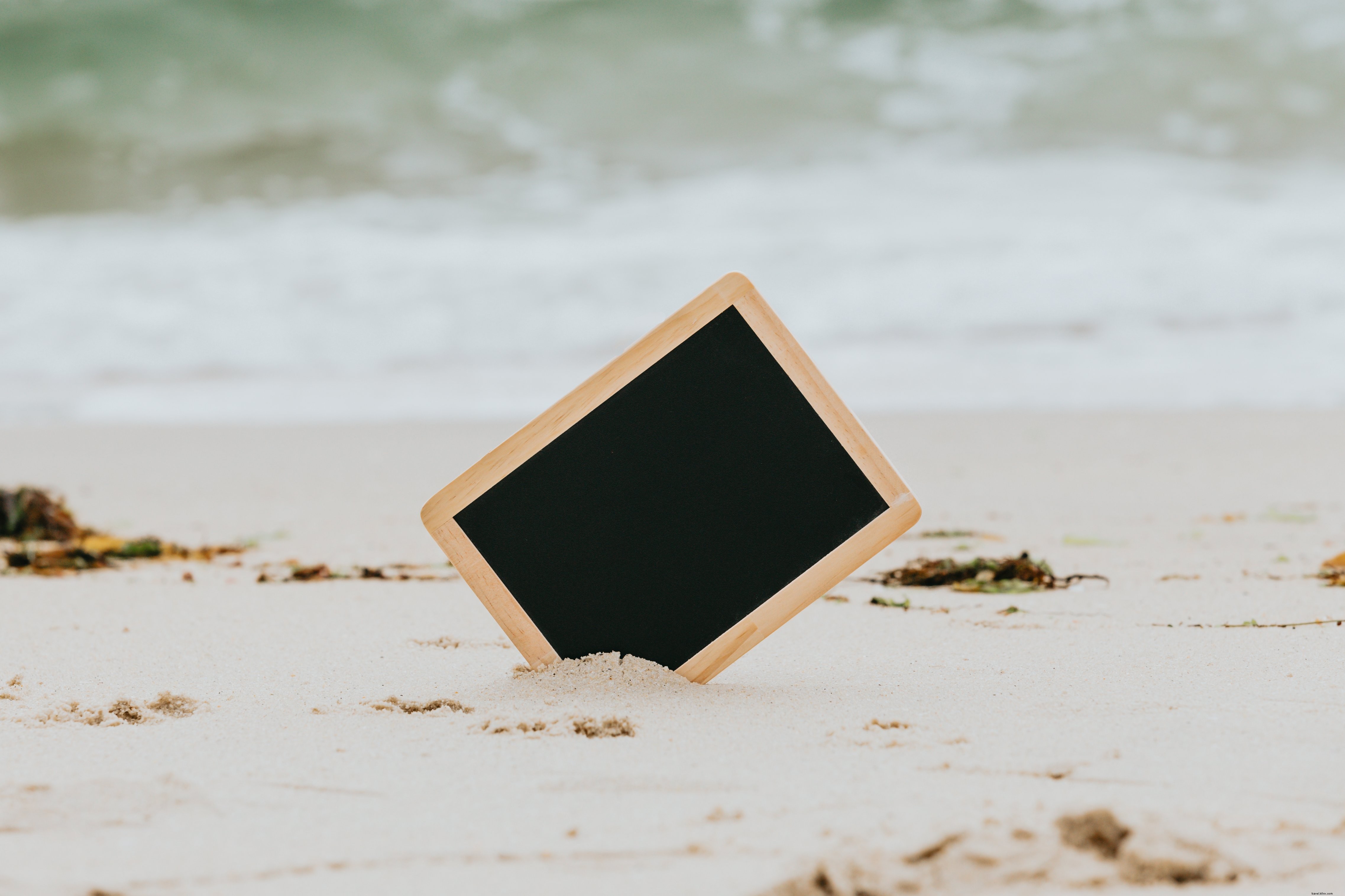 Papan Tulis Hitam Mencuat Dari Foto Pantai Berpasir Putih 