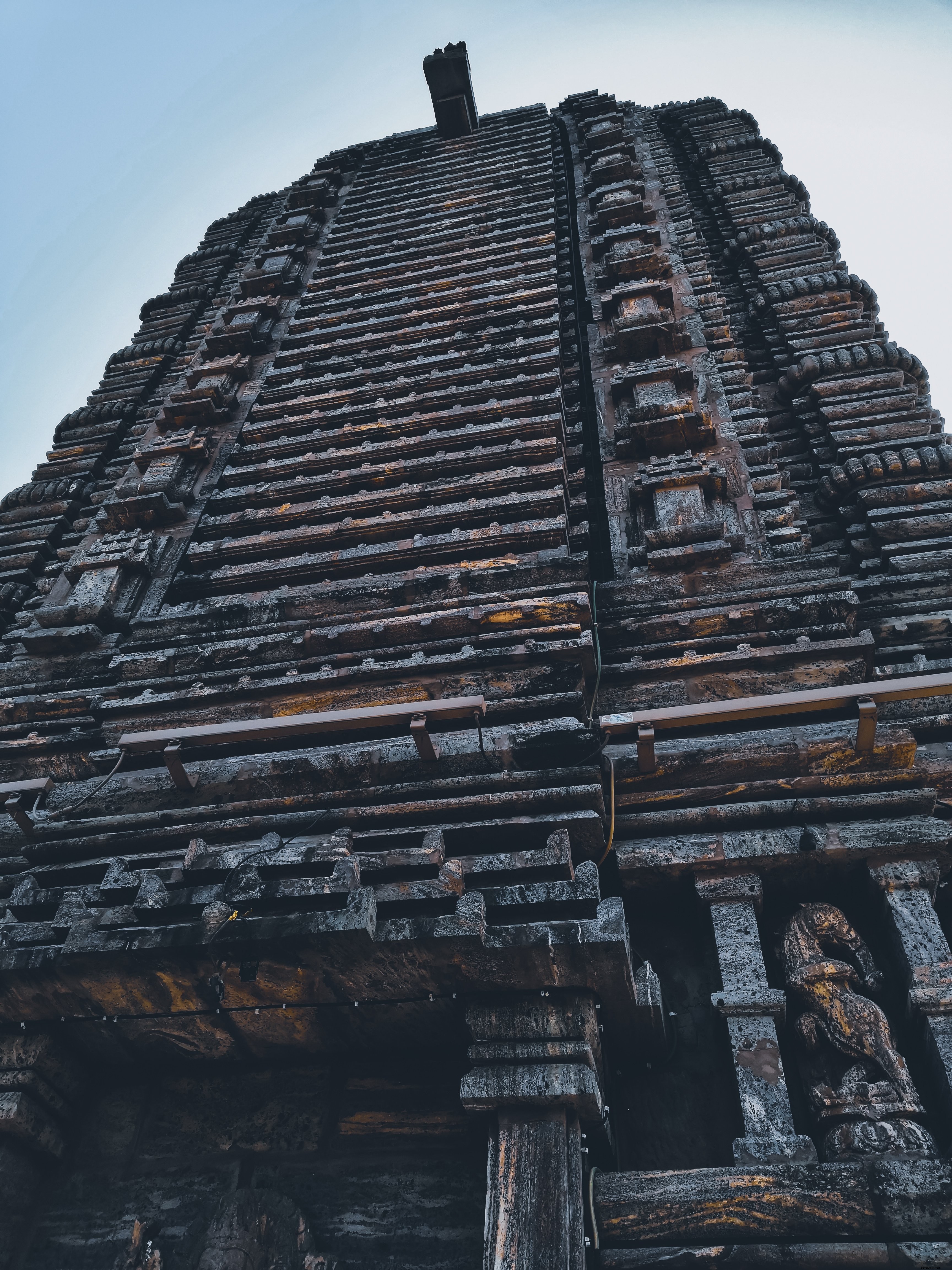 Olhando para uma foto de um templo alto 