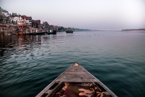 Astuce d un bateau sur l eau bleue avec une photo à proximité d une ville 