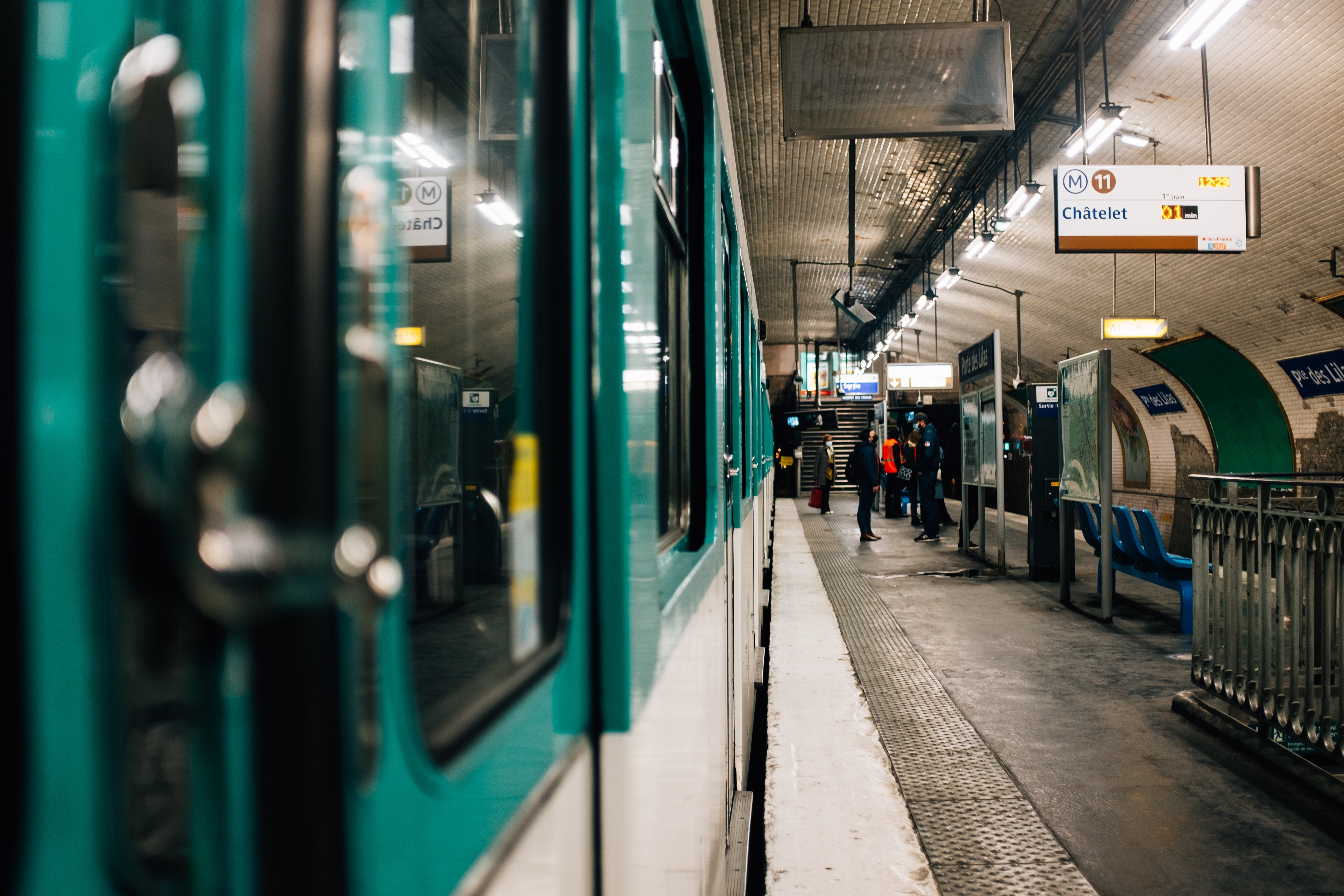 Estación de tránsito subterráneo con una foto de pared curva 