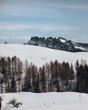 Foto de viajeros de invierno en la distancia 
