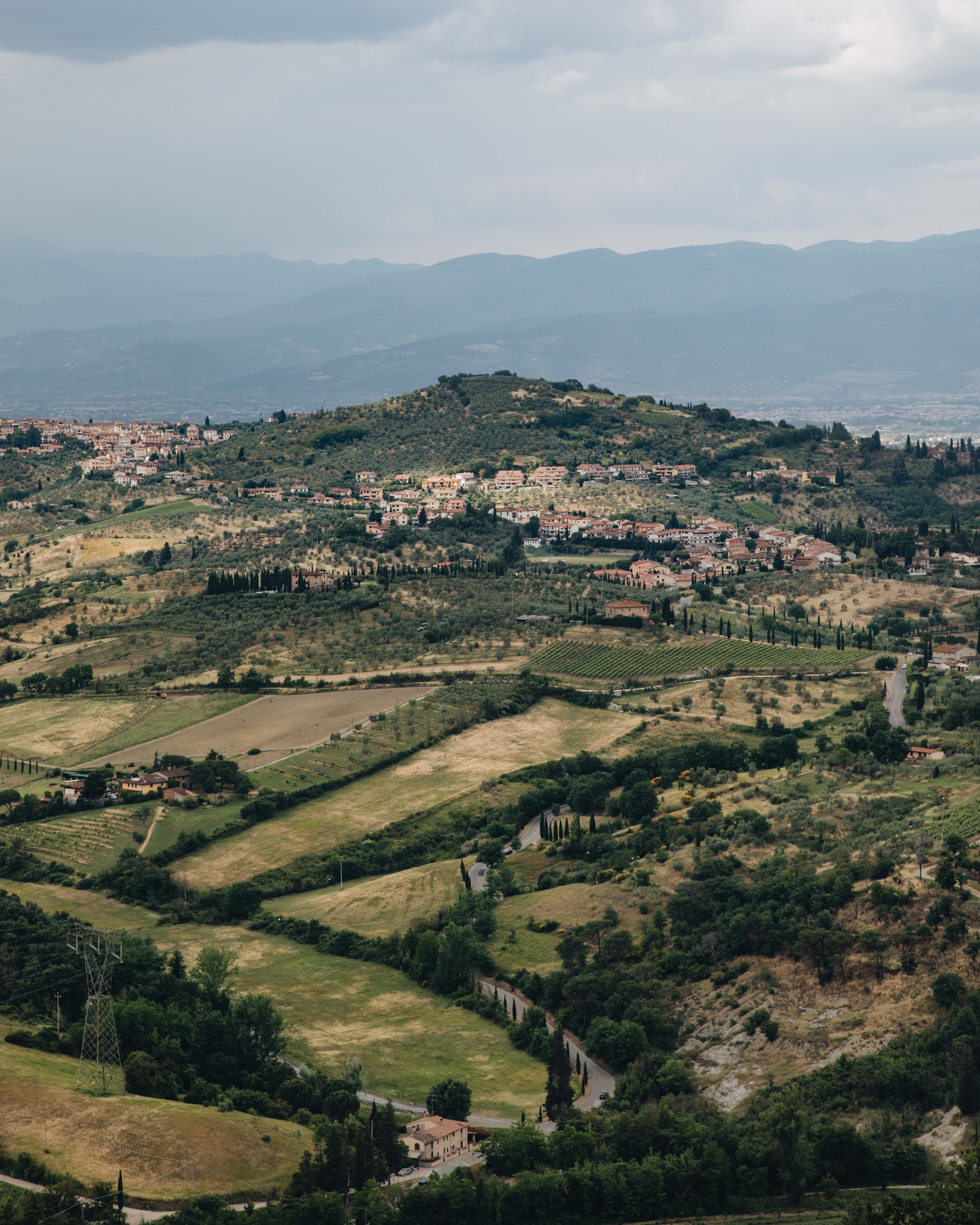 Pueblo italiano en la ladera en una vasta foto de paisaje 