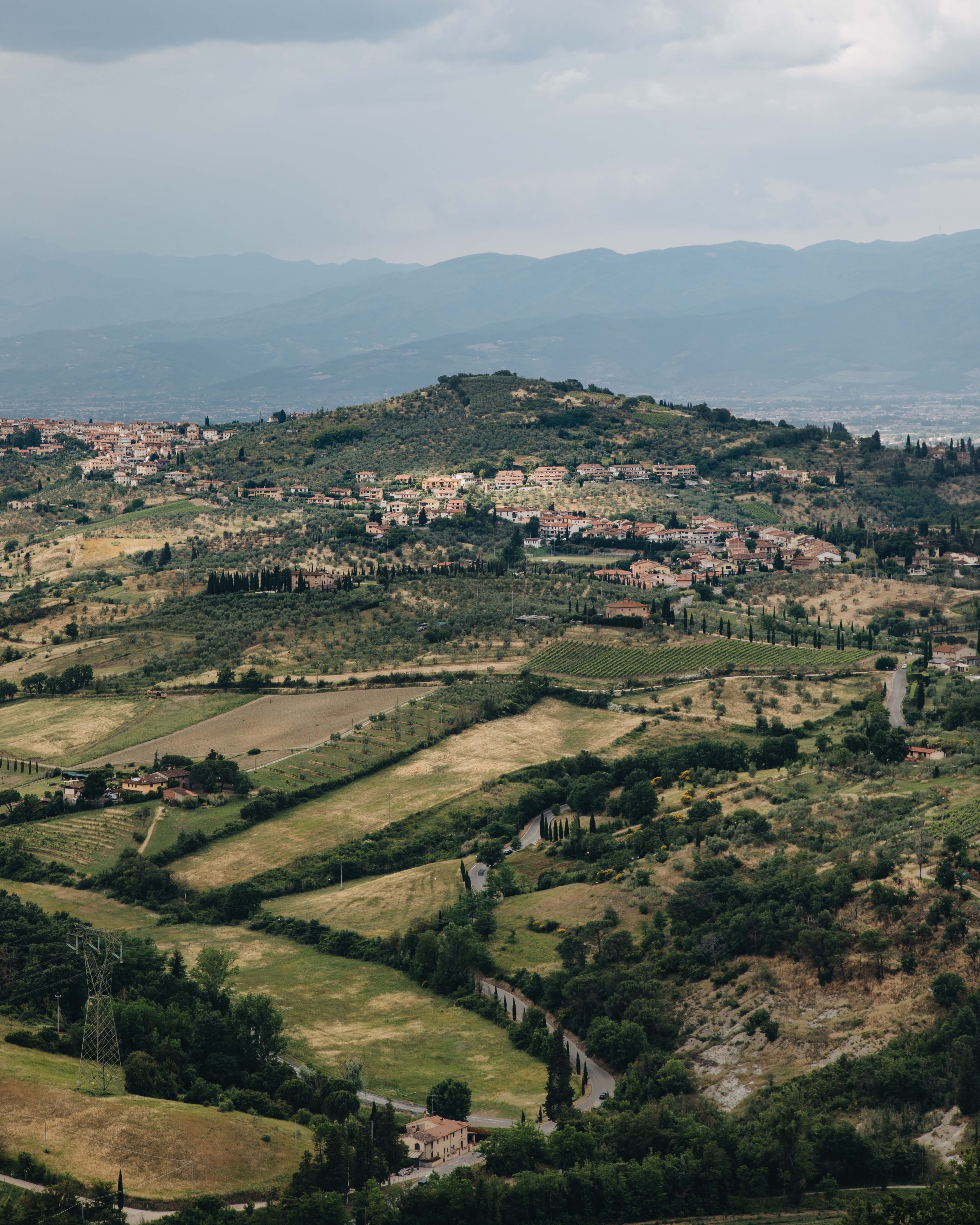 Ville italienne à flanc de colline dans un vaste paysage photo 