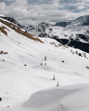 Foto de nieve fresca en cascada descendiendo por colinas 