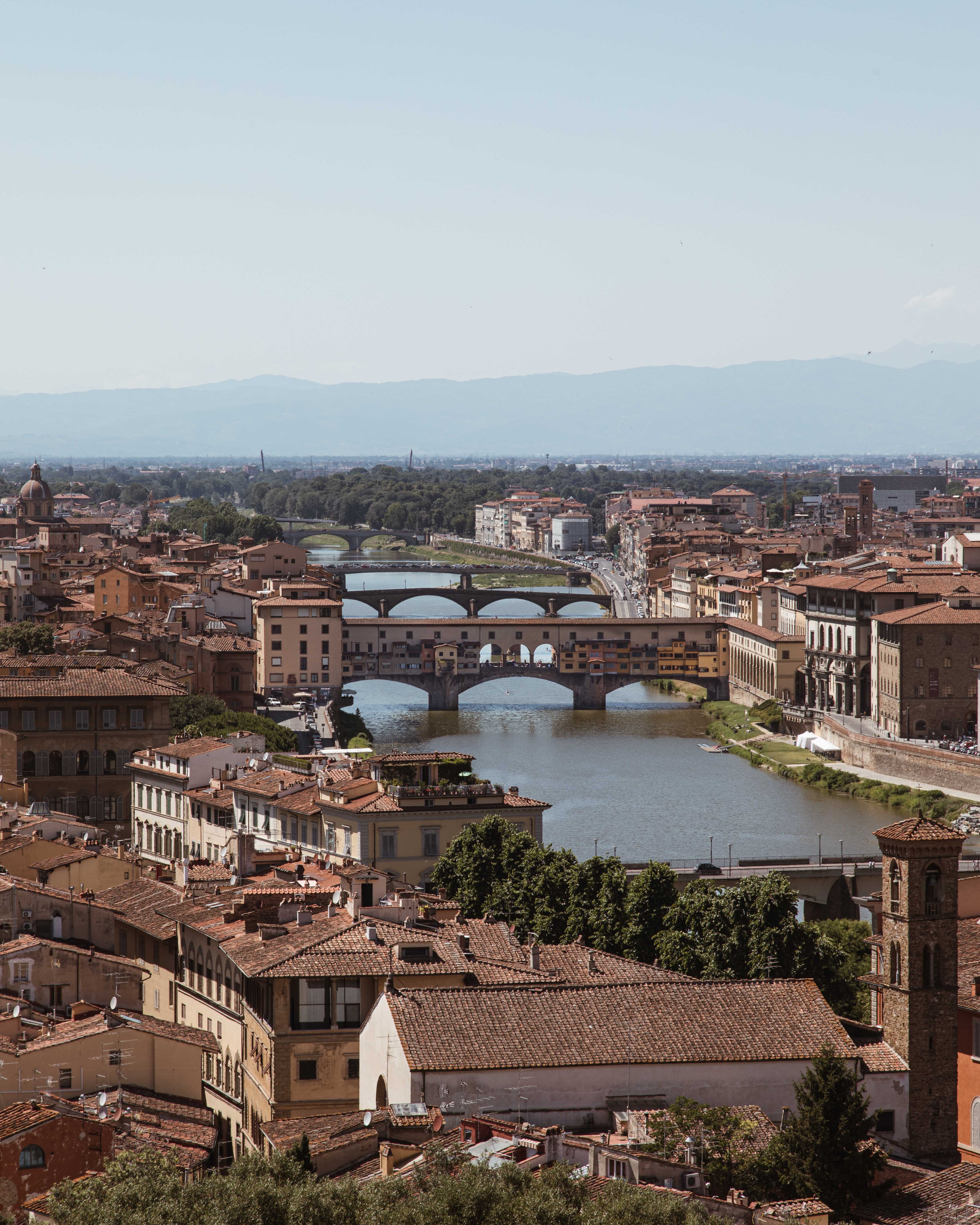 Il fiume scorre attraverso la foto della città 