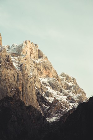 Ritratto di una montagna innevata al sole foto 