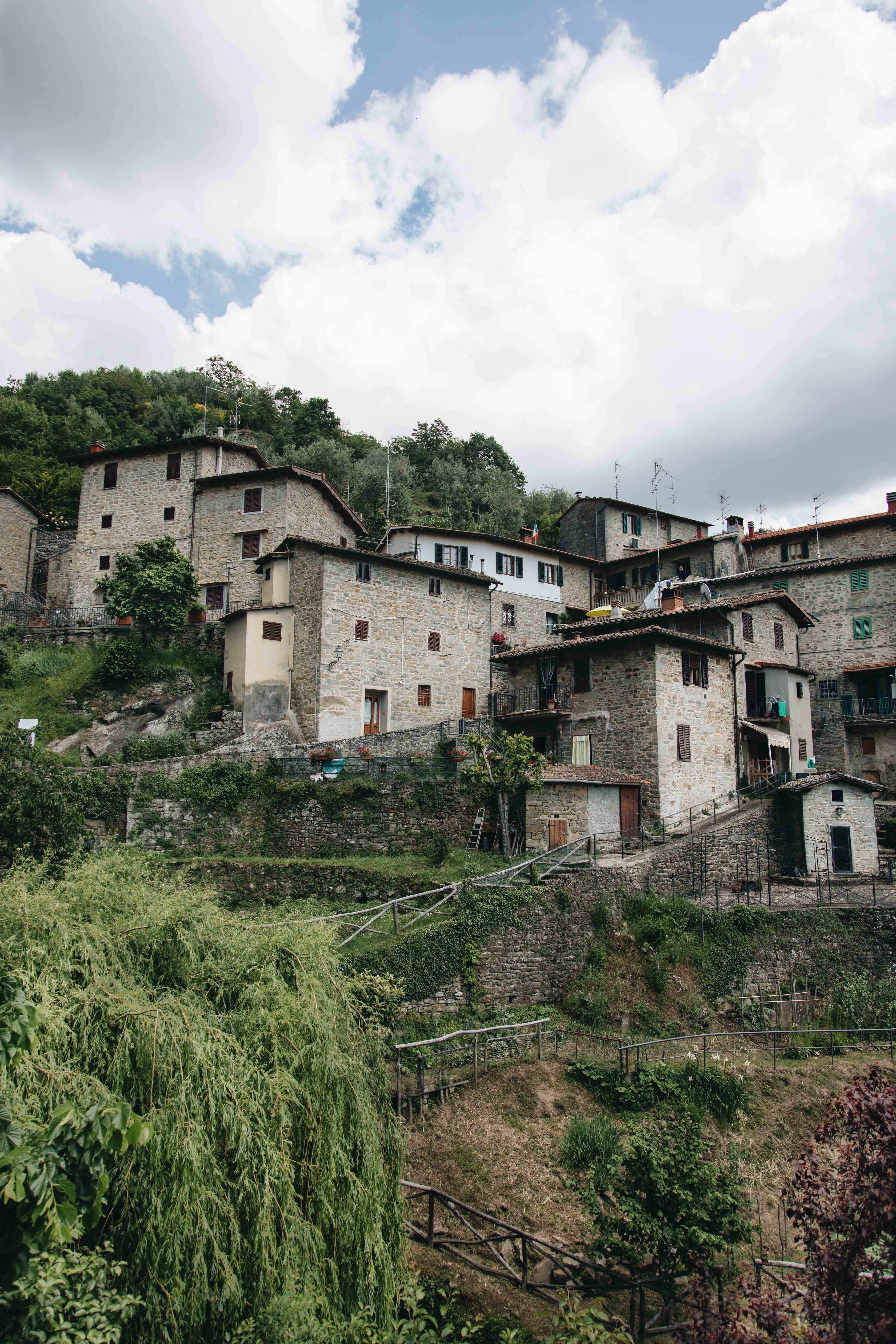 Edifici accatastati su una collina foto 