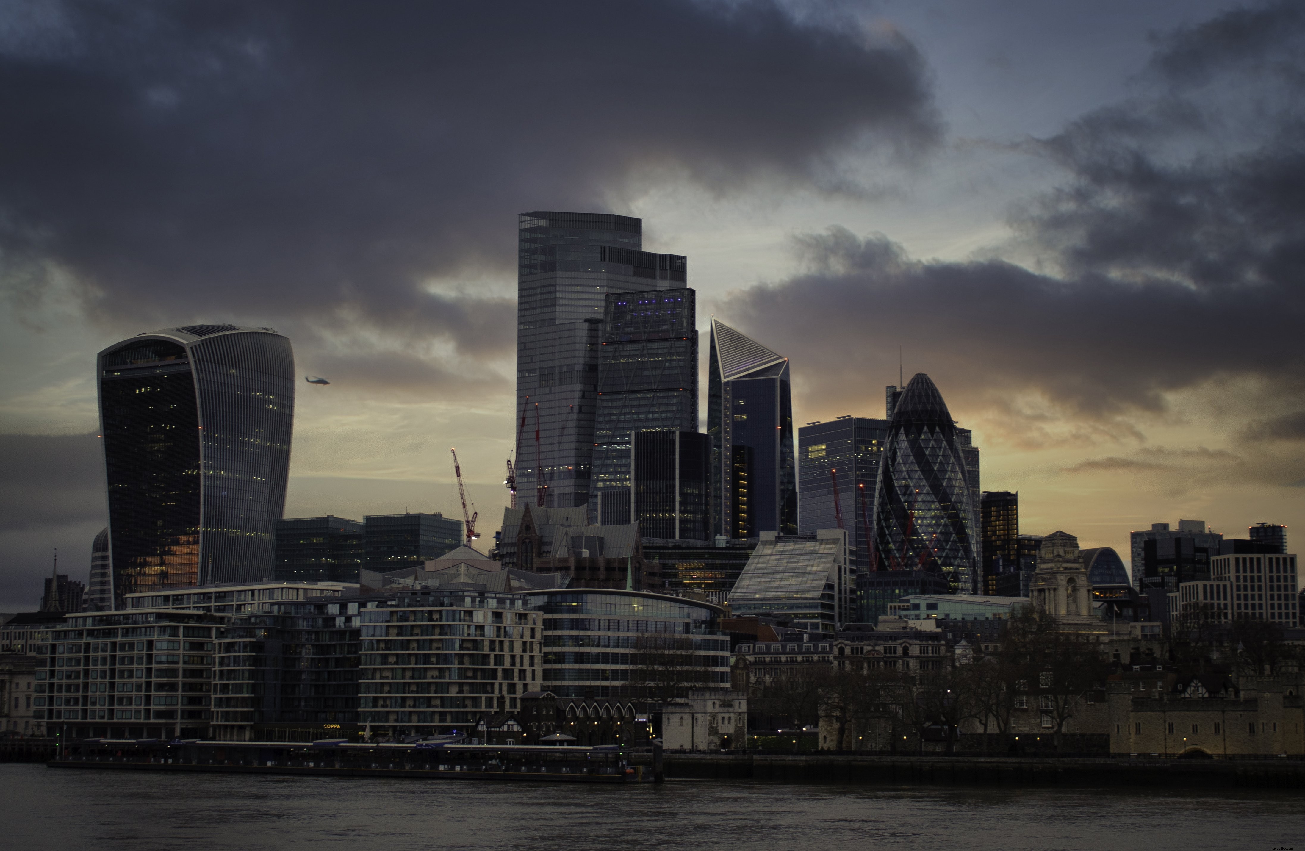Uma vista da paisagem urbana de Londres em uma foto do pôr do sol nublado 