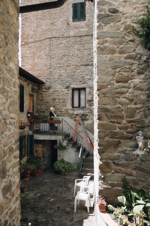 Femme se tient sur les marches de sa maison Photo 