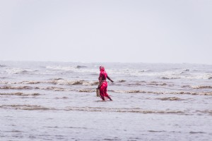 femme, dans, marche rouge, par, eau peu profonde, photo 