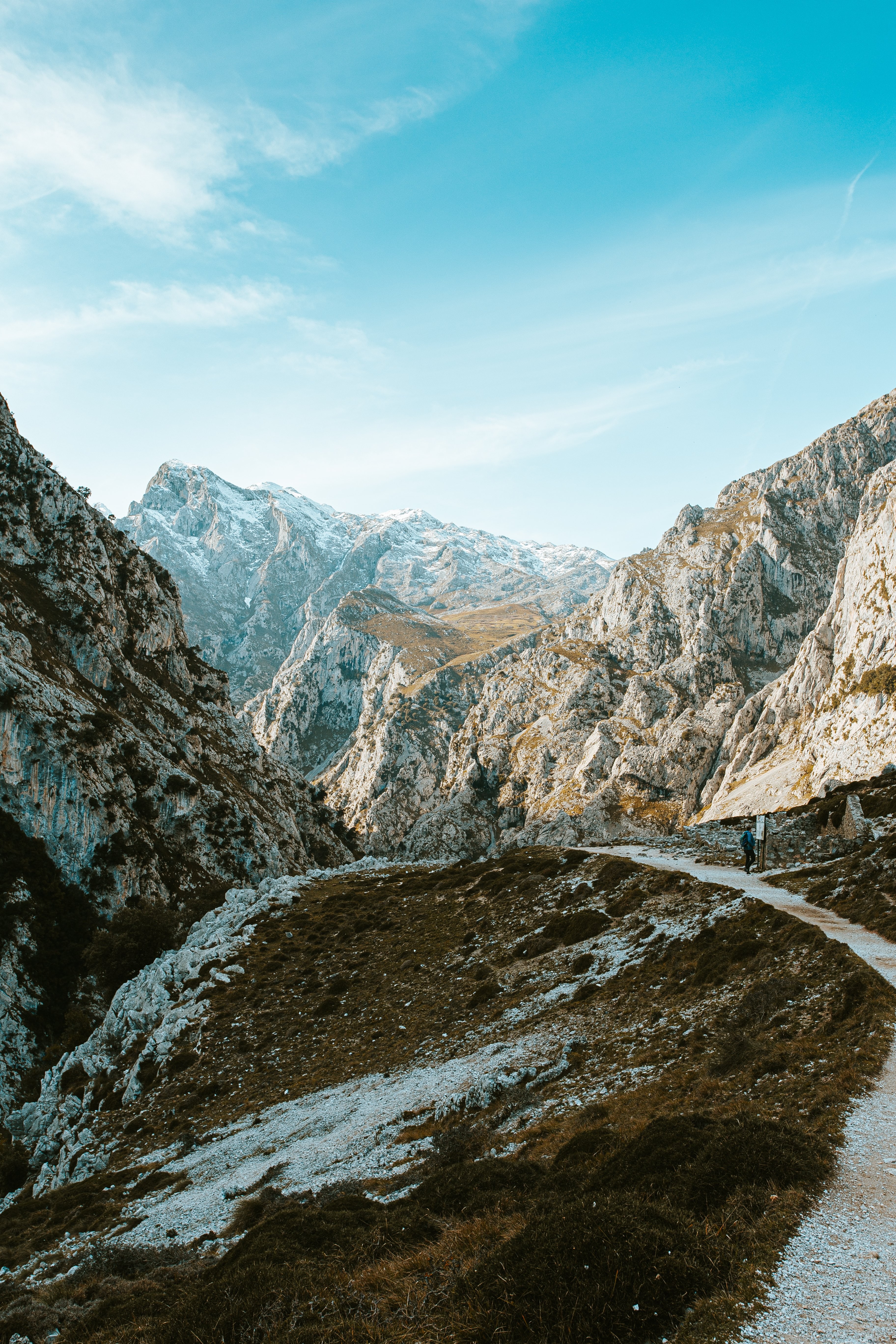 Un seul randonneur prenant la photo d un terrain montagneux 