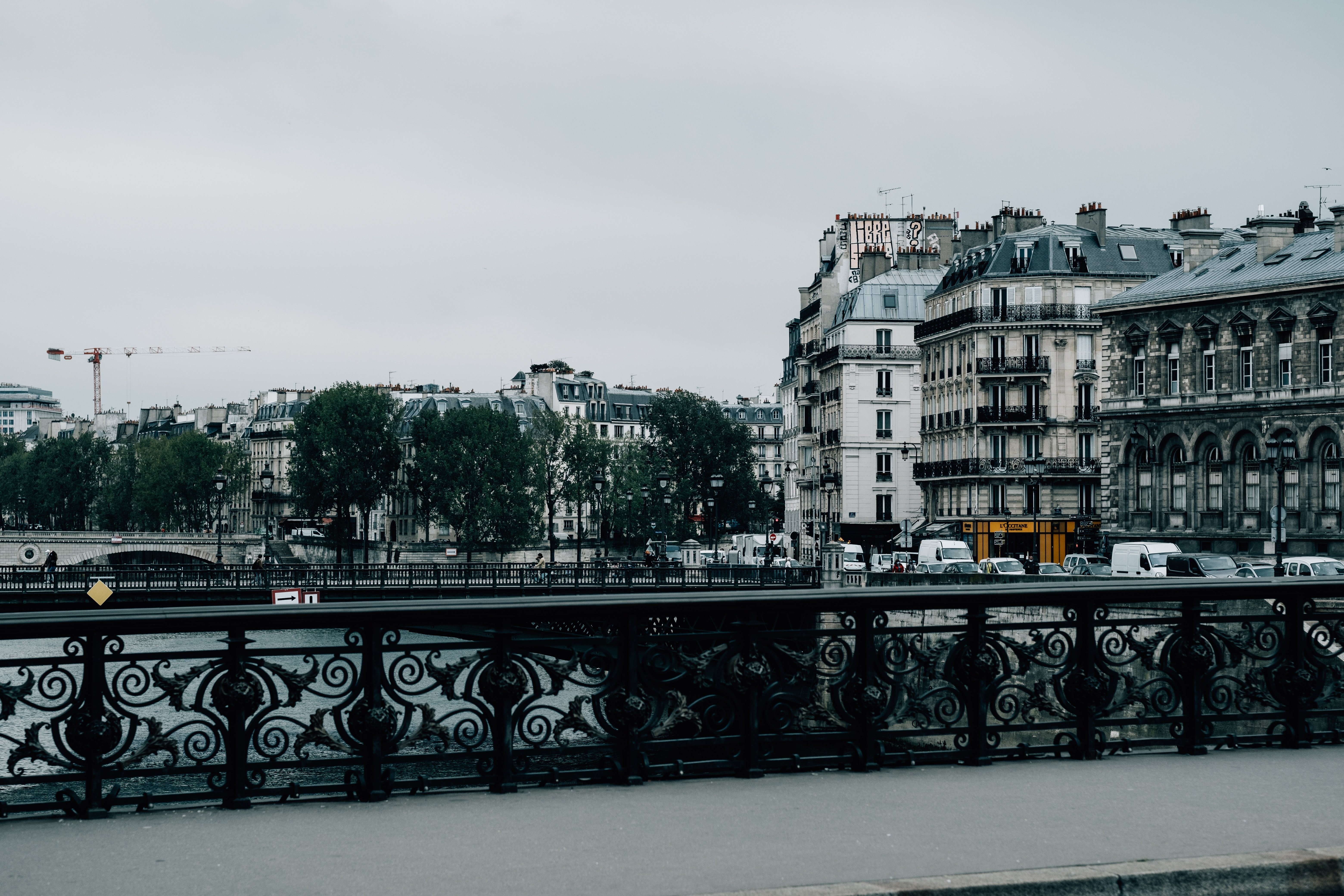 Barandilla de un puente y un paisaje urbano por delante de la foto 