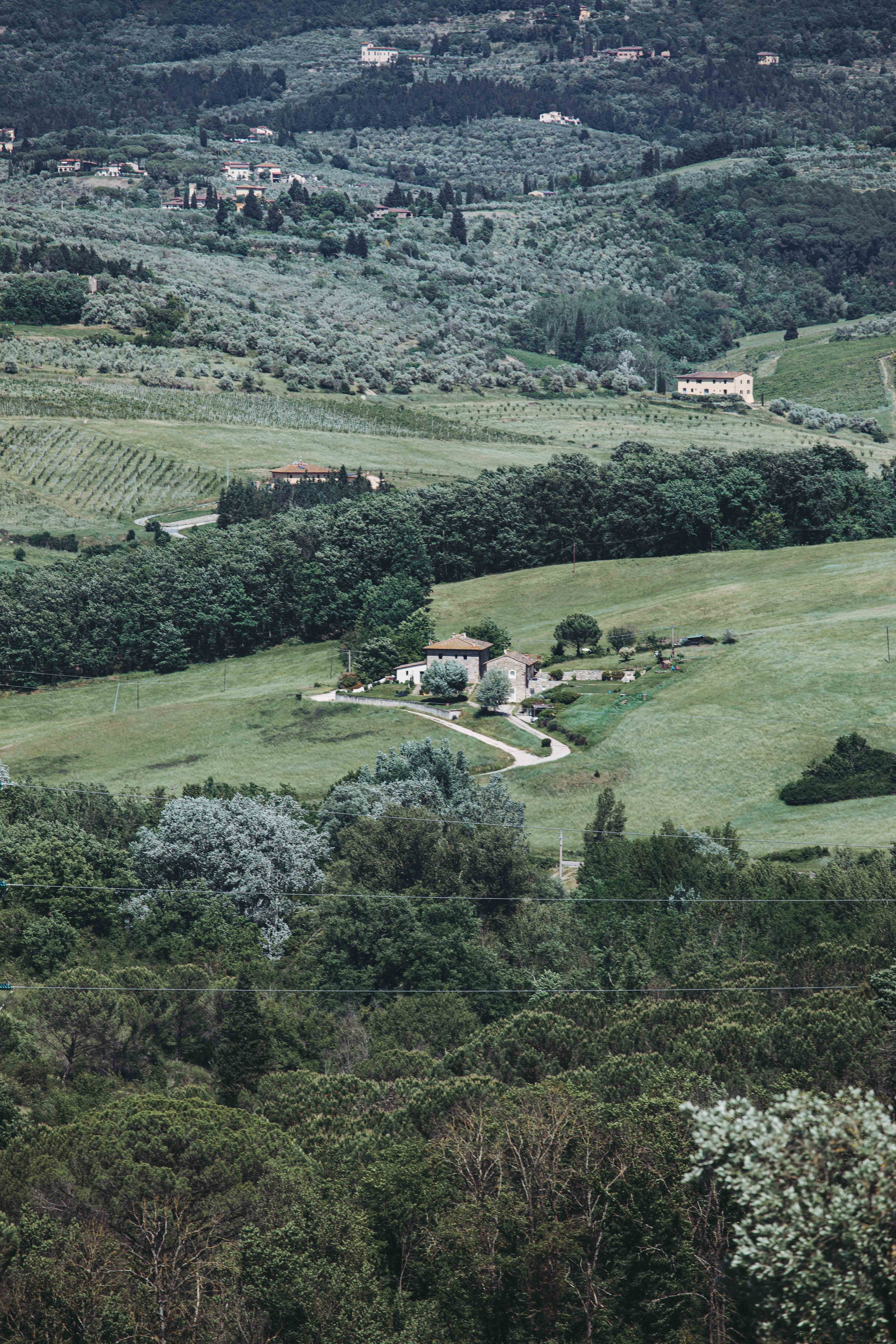 Case sparse su una collina foto 