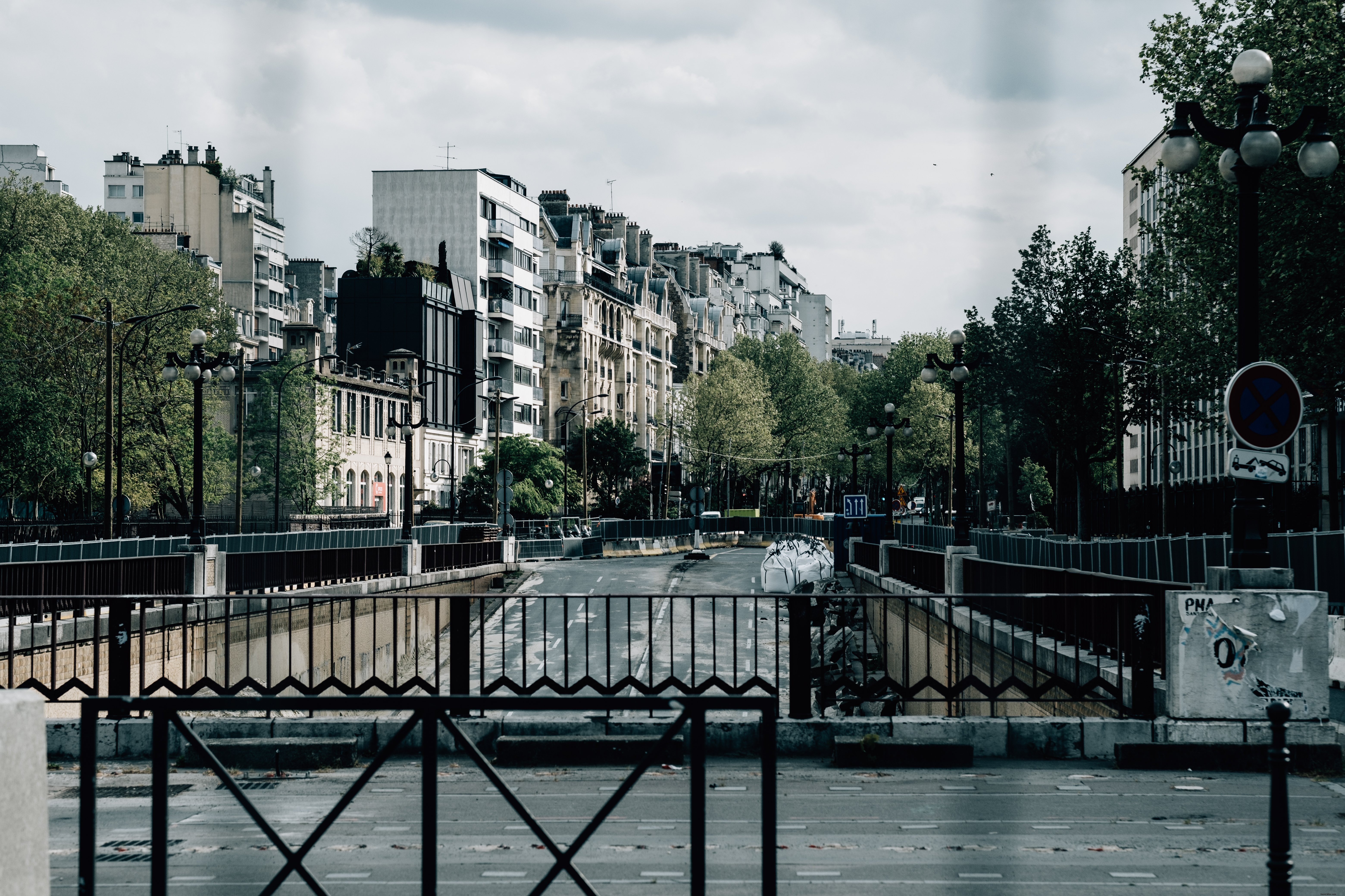 Rua da cidade com árvores vistas de uma foto da ponte 